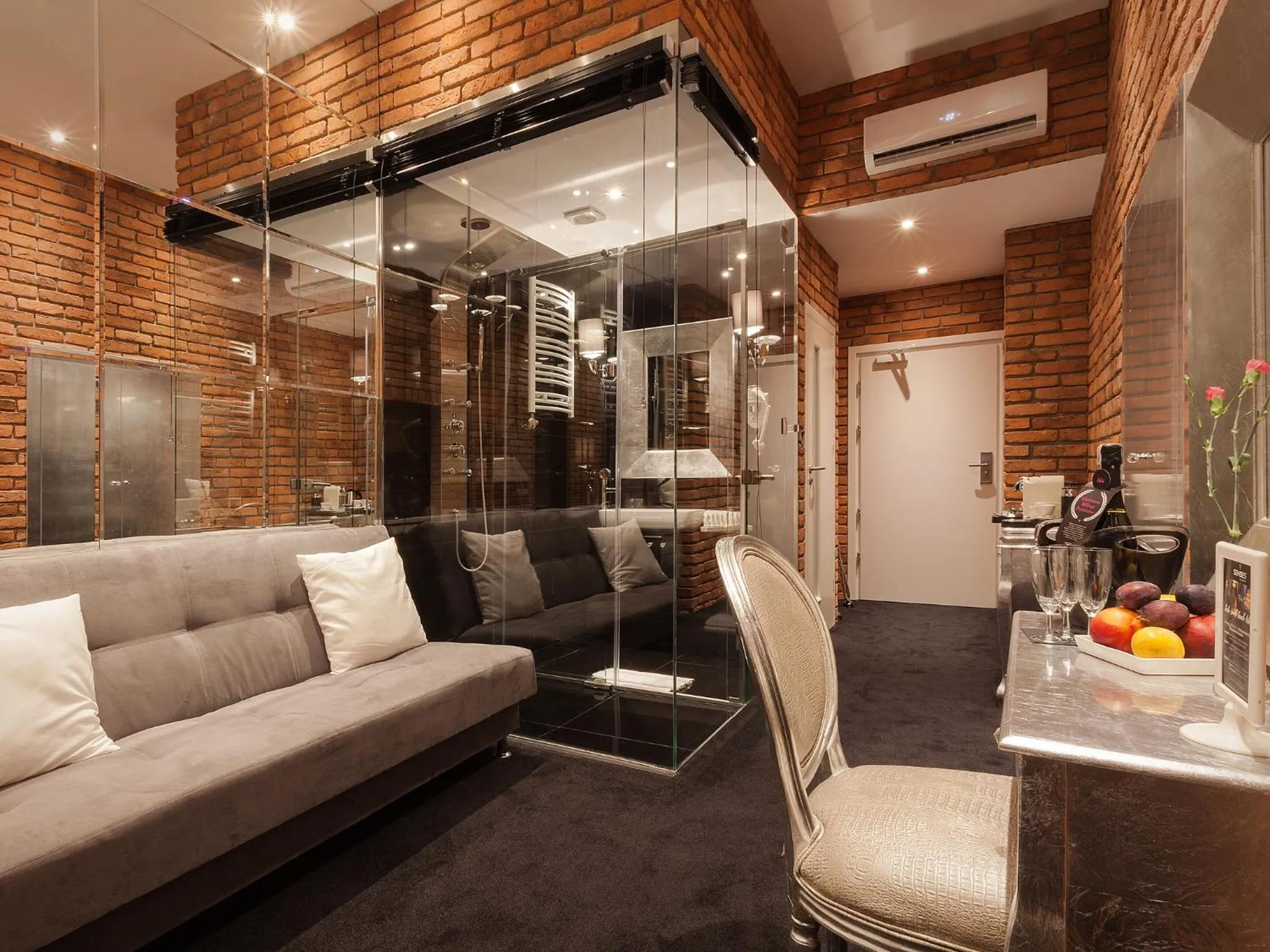 Photo of the whole room in Hotel Betmanowska Main Square Residence Adults Only