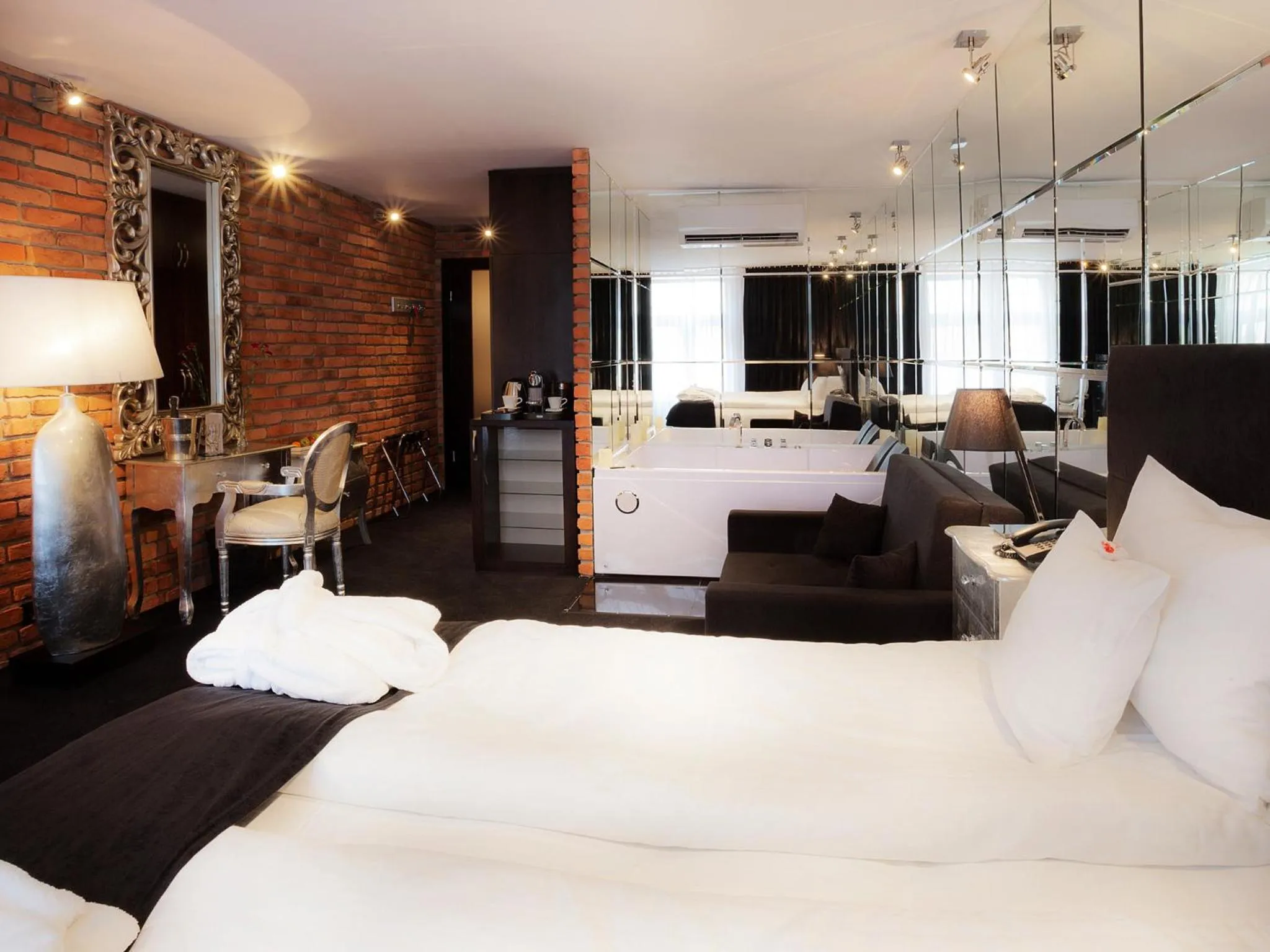 Photo of the whole room, Bed in Hotel Betmanowska Main Square Residence Adults Only