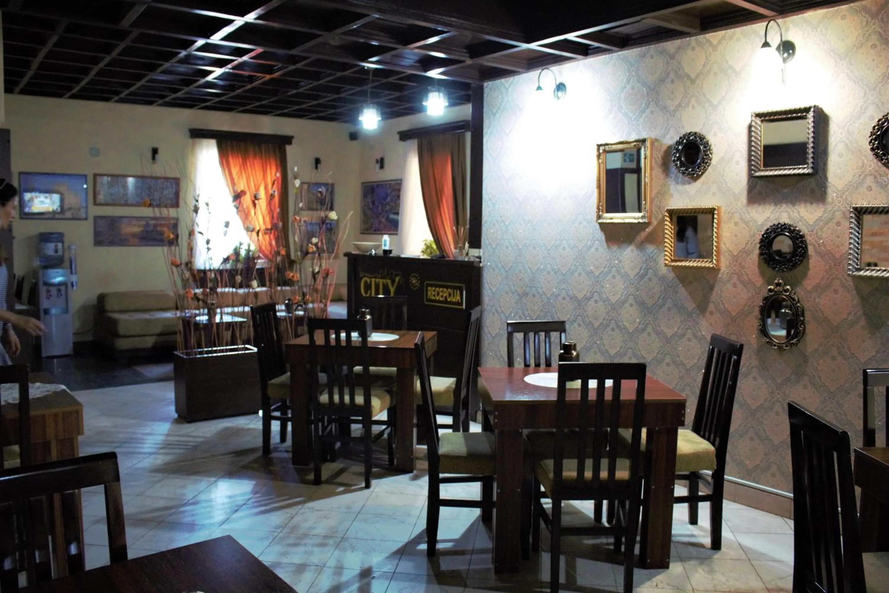 Restaurant/places to eat in Garni Hotel City