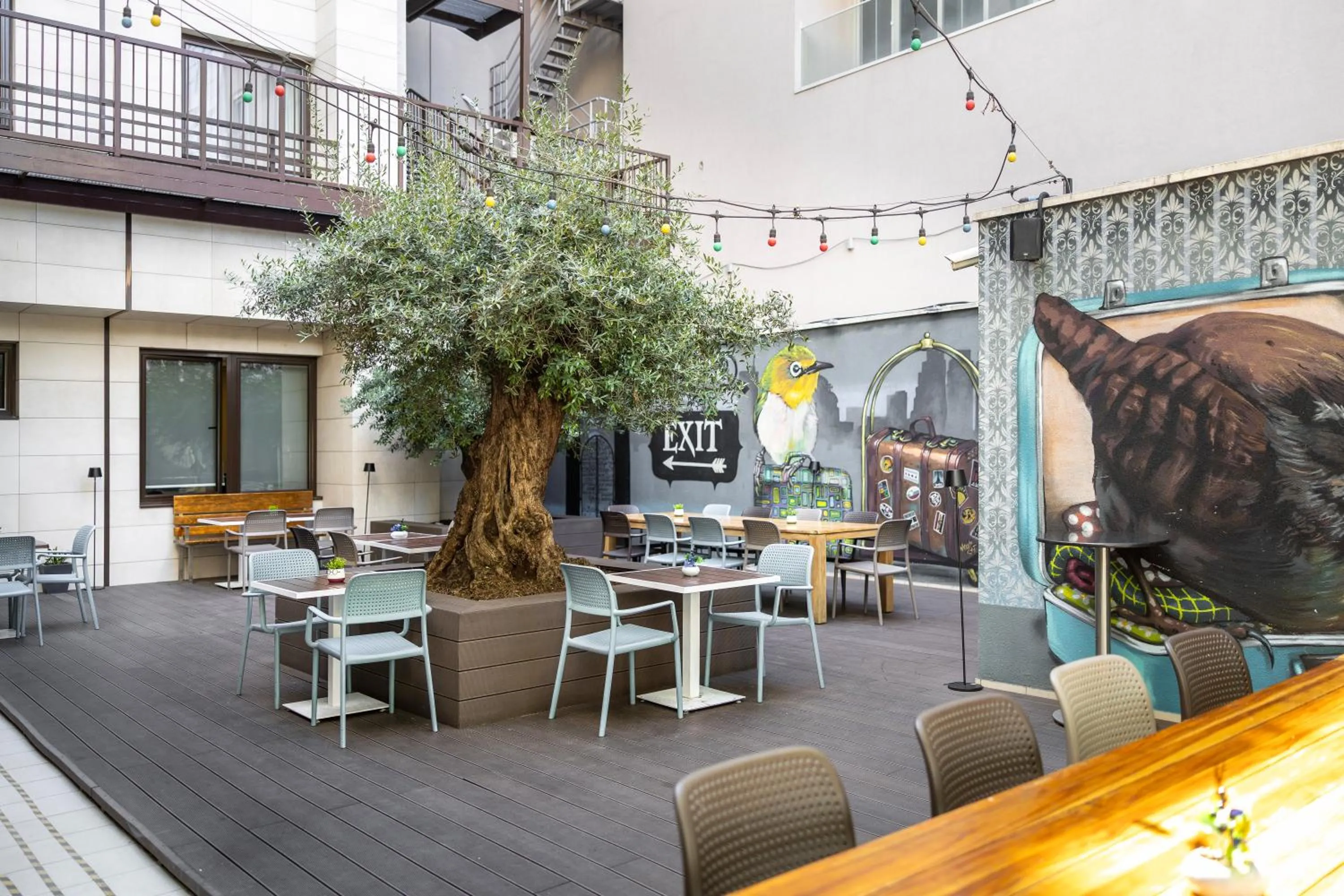 Restaurant/places to eat in Nobel Palace Hotel