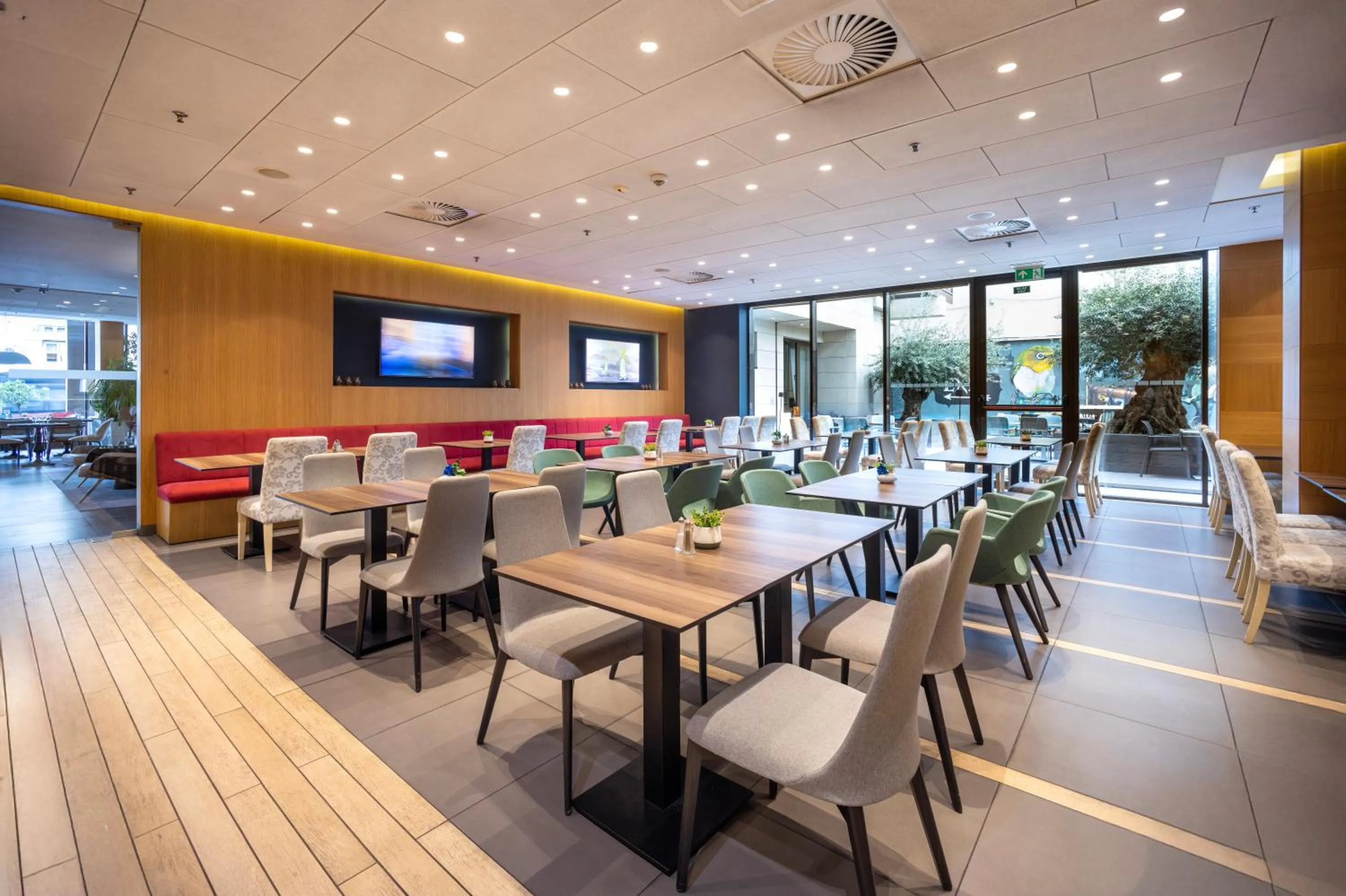 Restaurant/places to eat in Nobel Palace Hotel