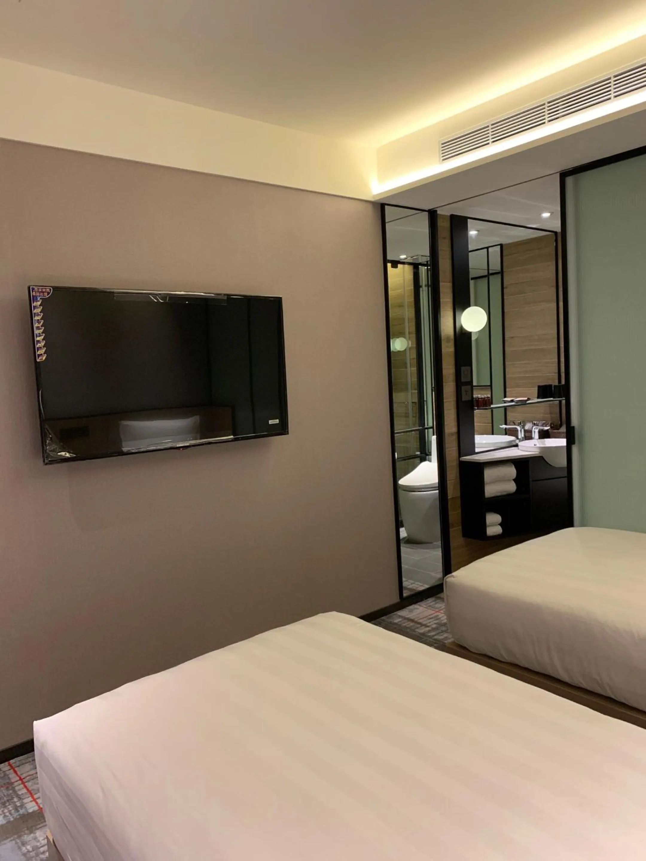 Photo of the whole room, Bed in Hotel Midtown Richardson