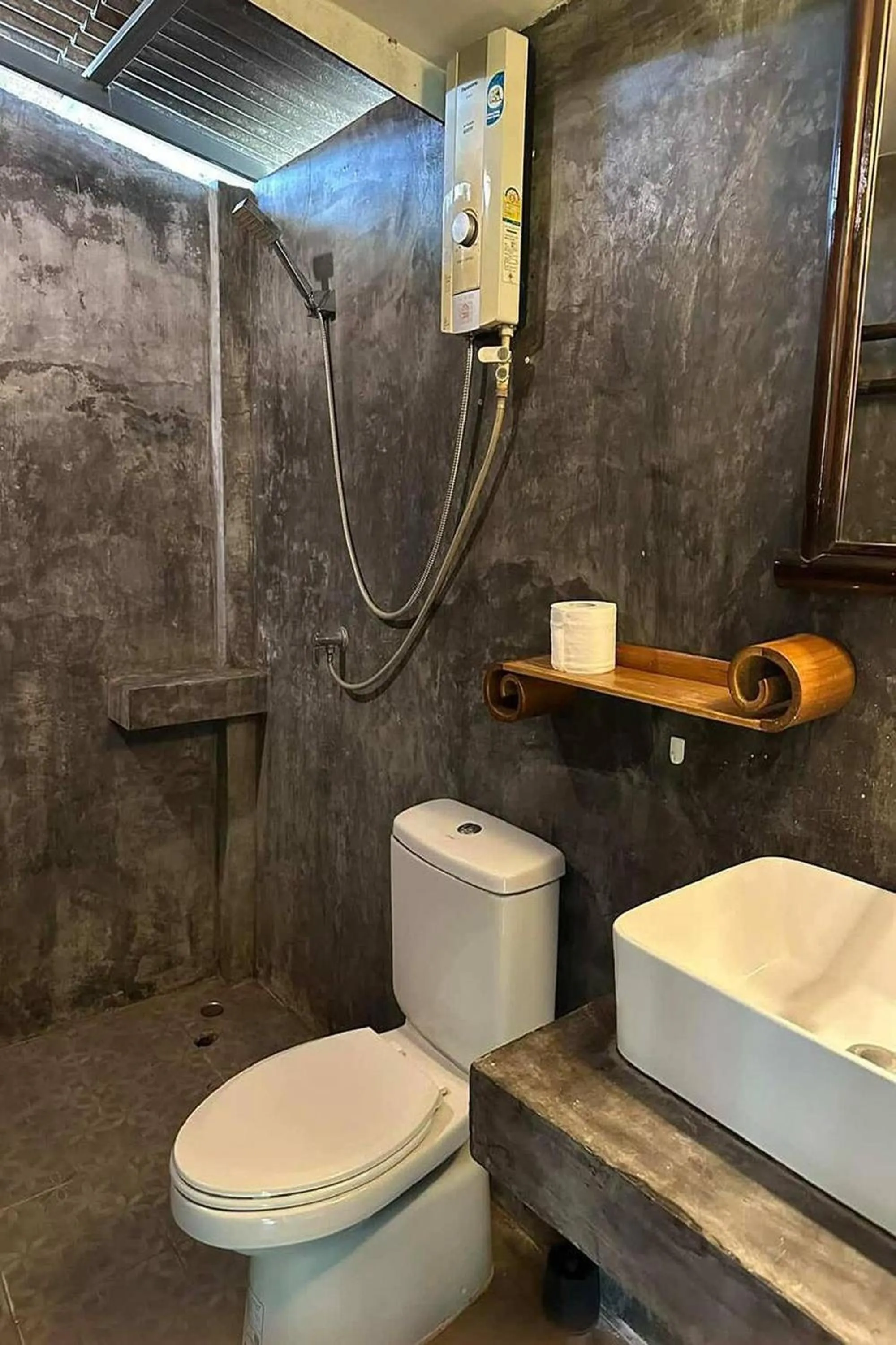 Shower in Lion Cafe Resort