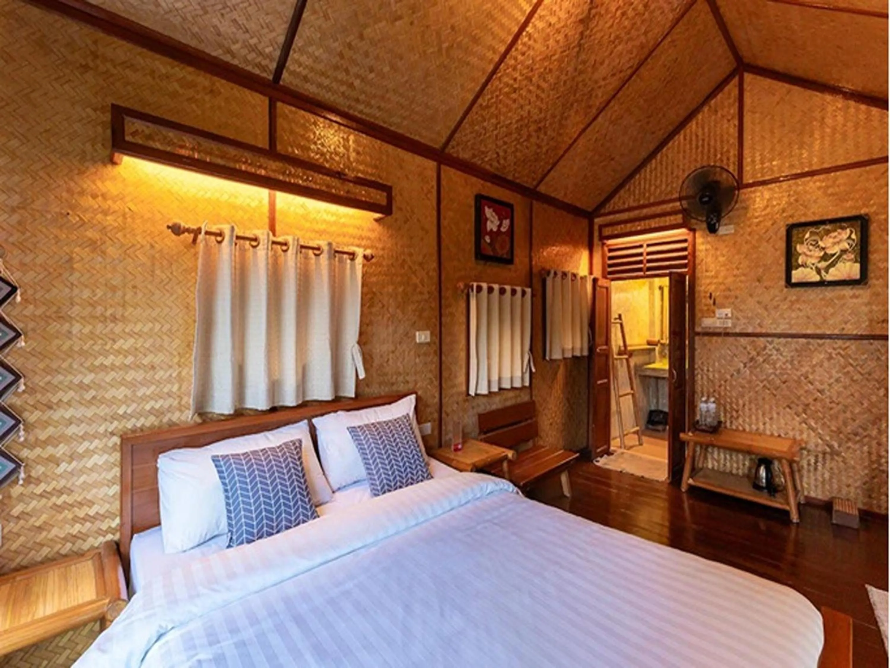 Bed in Lion Cafe Resort