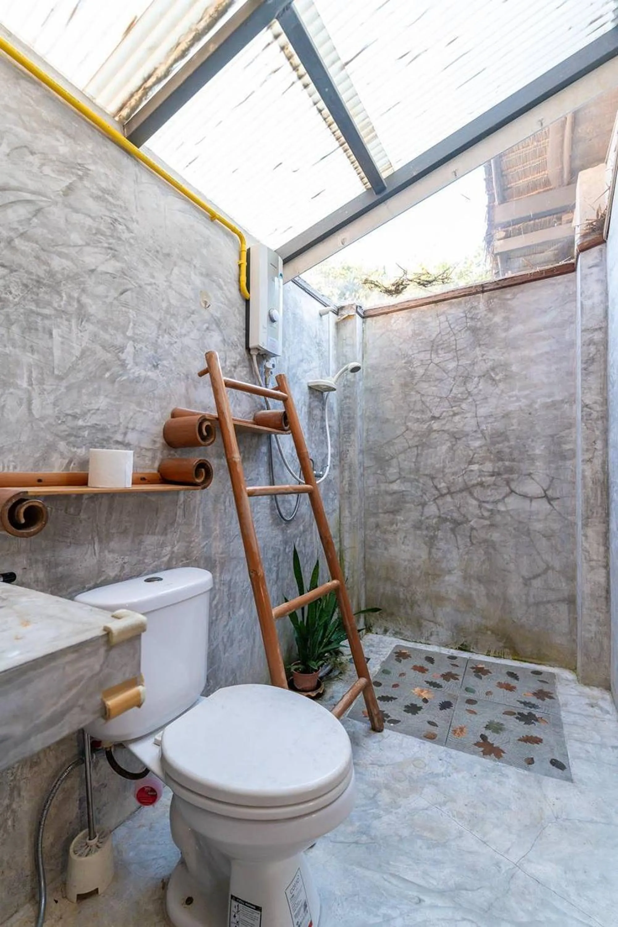 Shower in Lion Cafe Resort