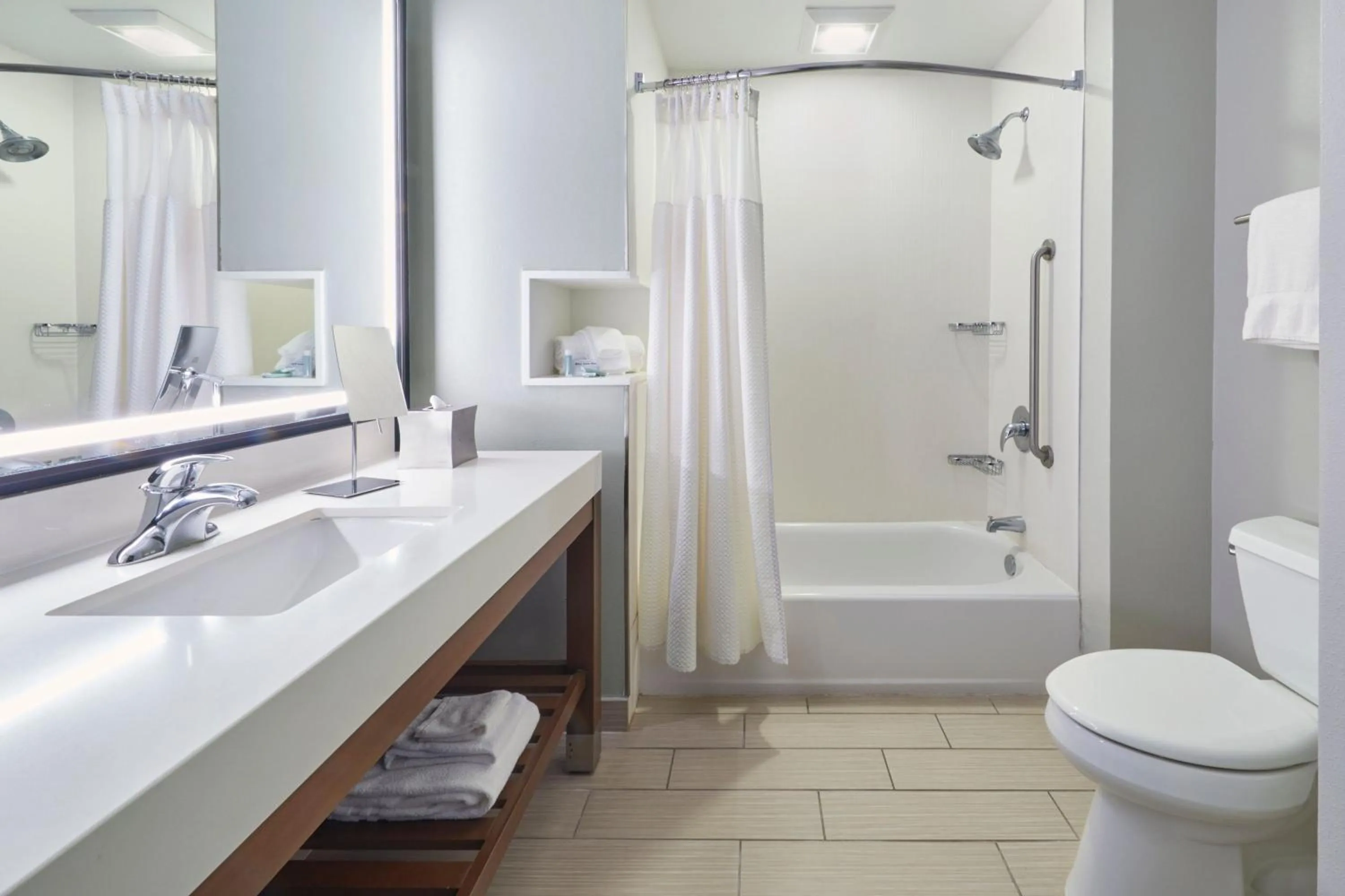 Bathroom in Courtyard by Marriott Oahu North Shore