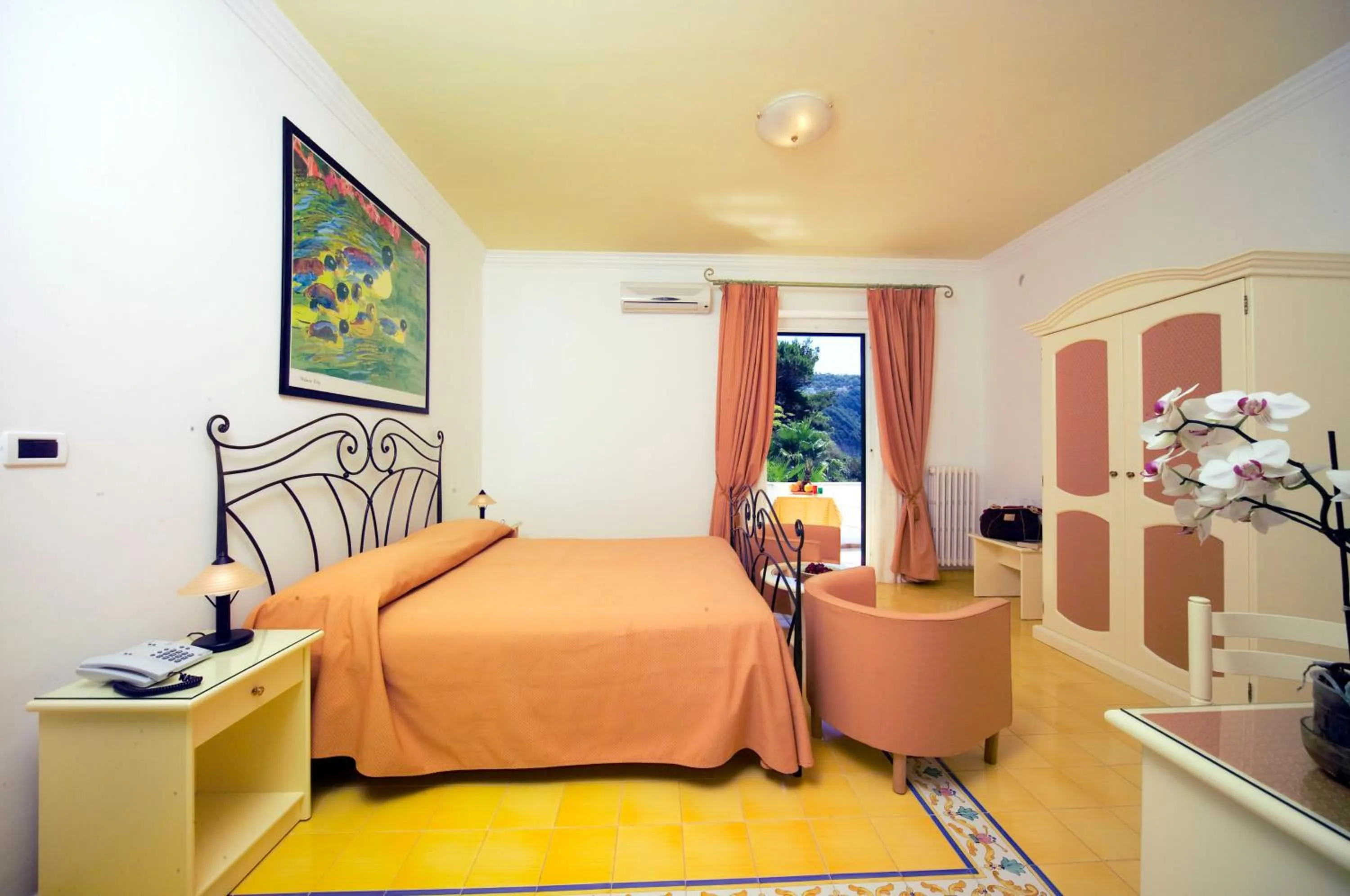 Shower, Bed in Hotel Villa Bianca