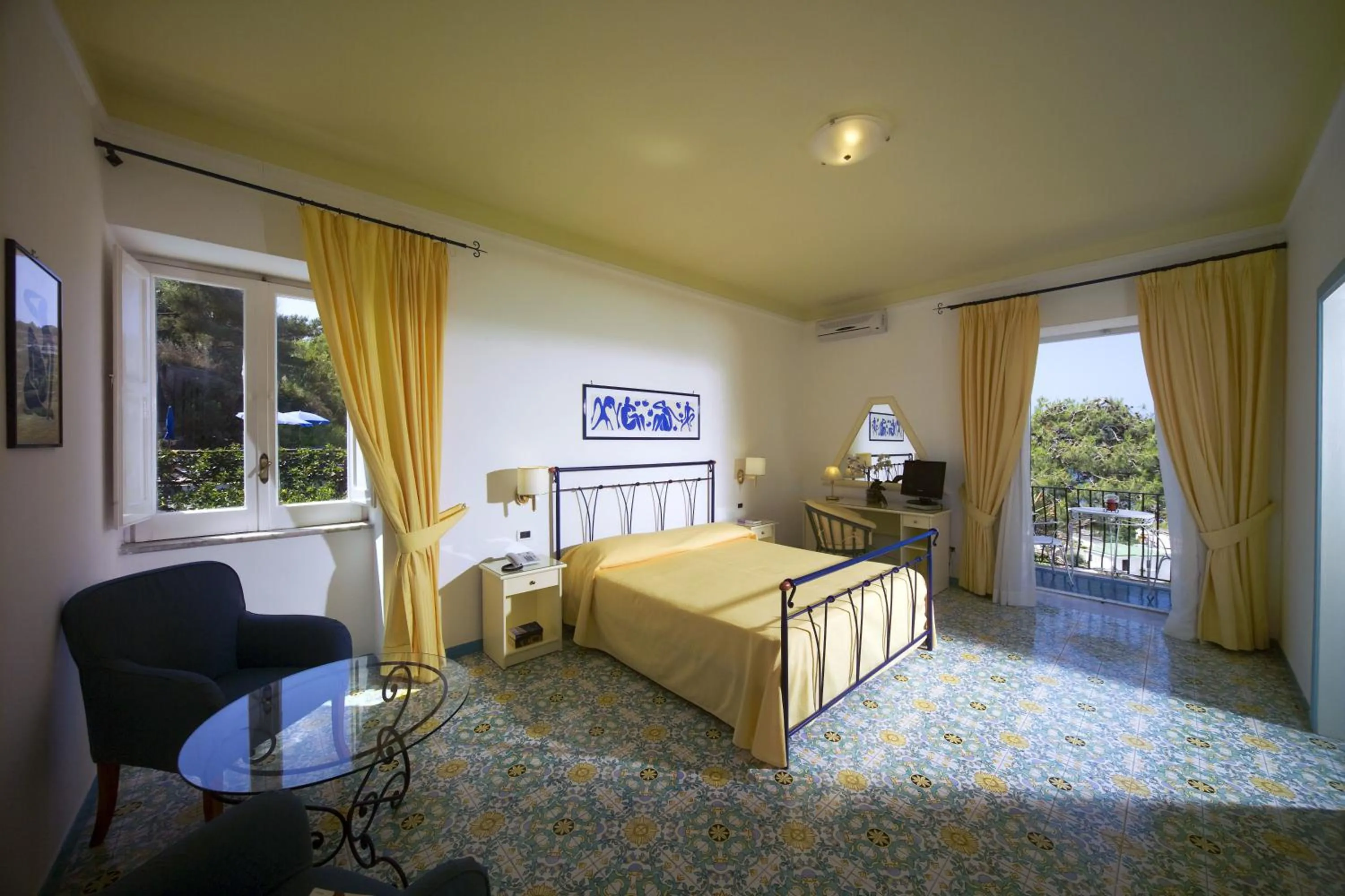 Shower, Bed in Hotel Villa Bianca