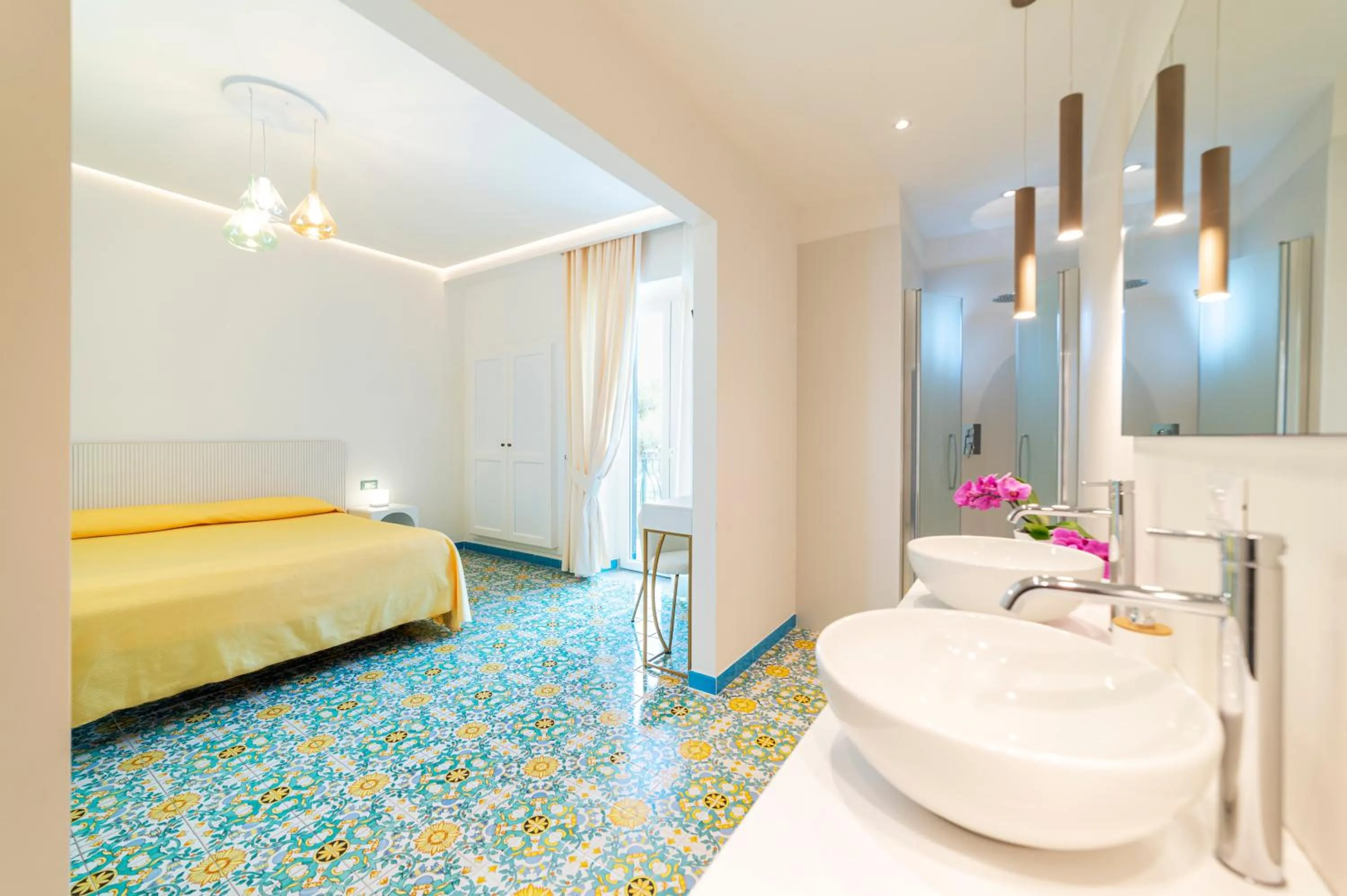Shower, Bed in Hotel Villa Bianca