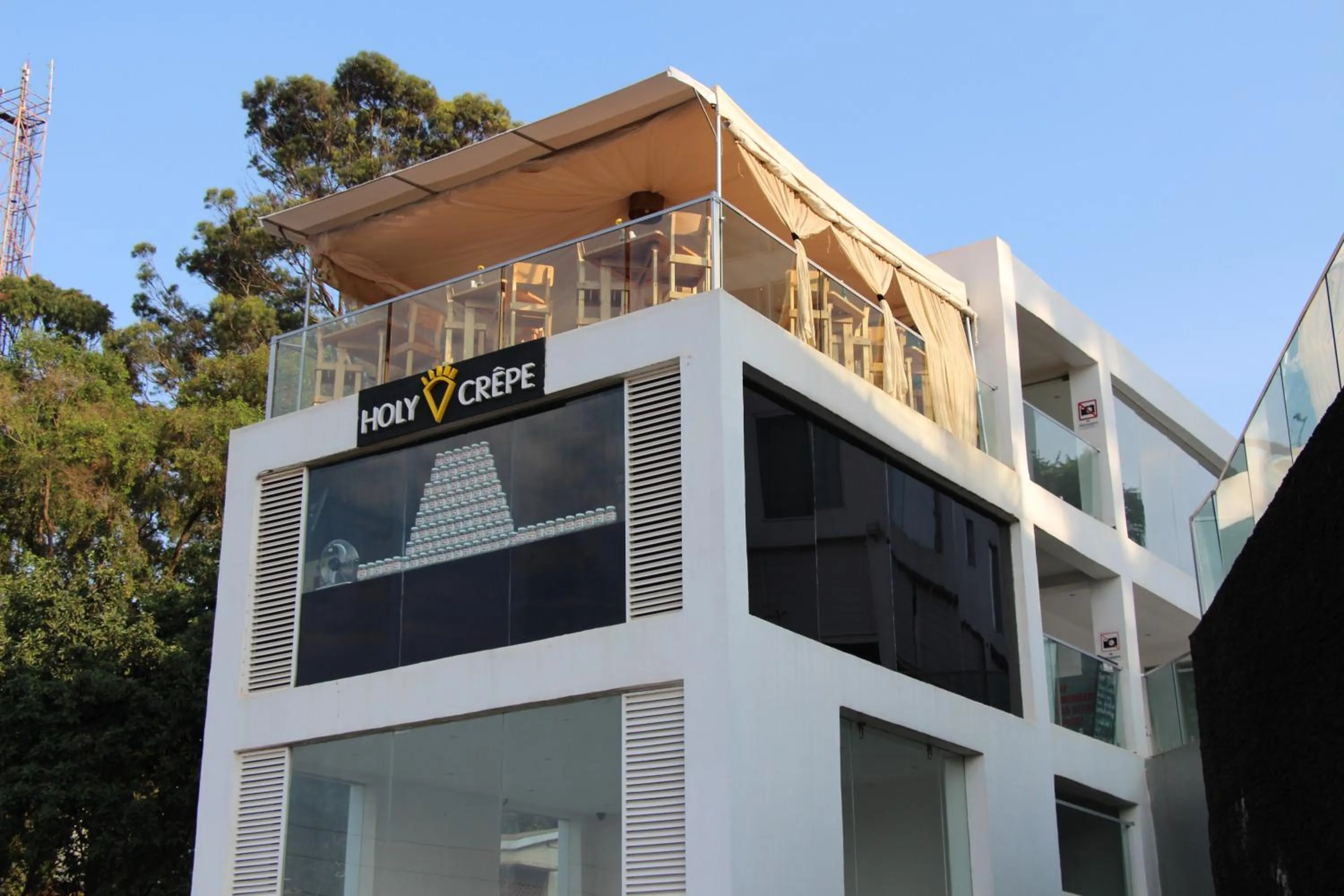 Restaurant/places to eat in The Seventeen Apartment Hotel