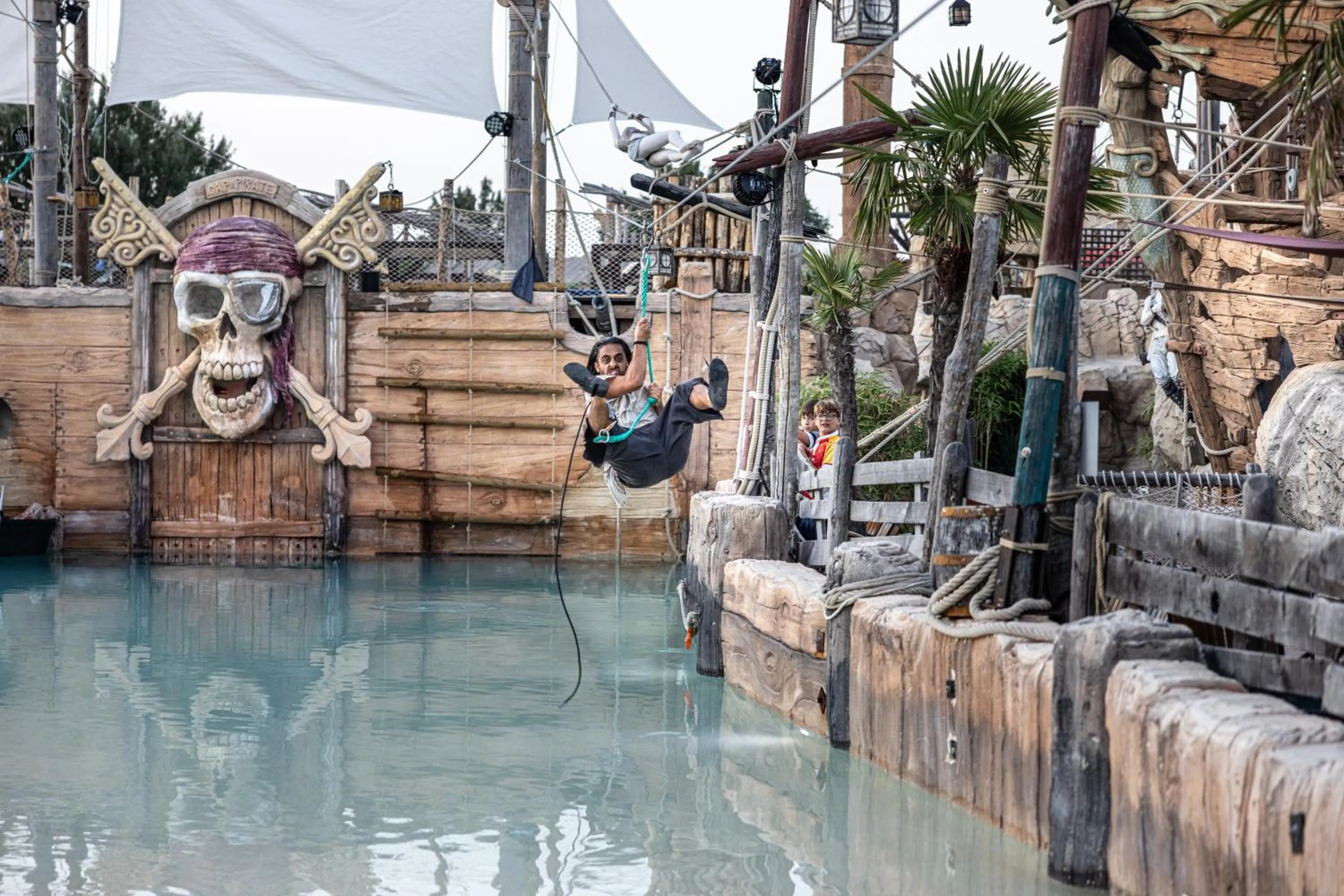 Evening entertainment in Hôtel Cap Pirate