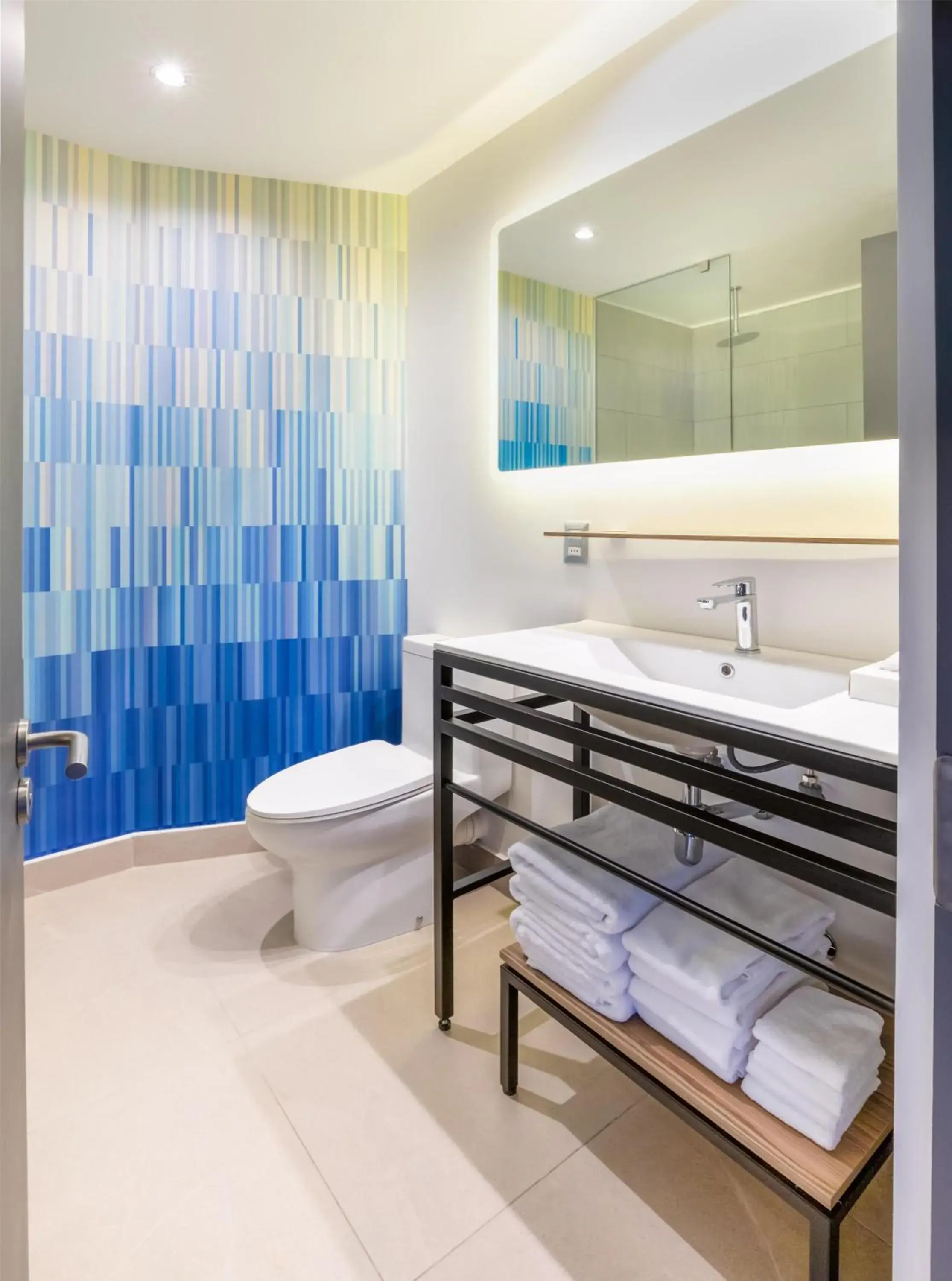 King Room in Tru By Hilton Chillan Ferrat King Room in Tru By Hilton Chillan Ferrat