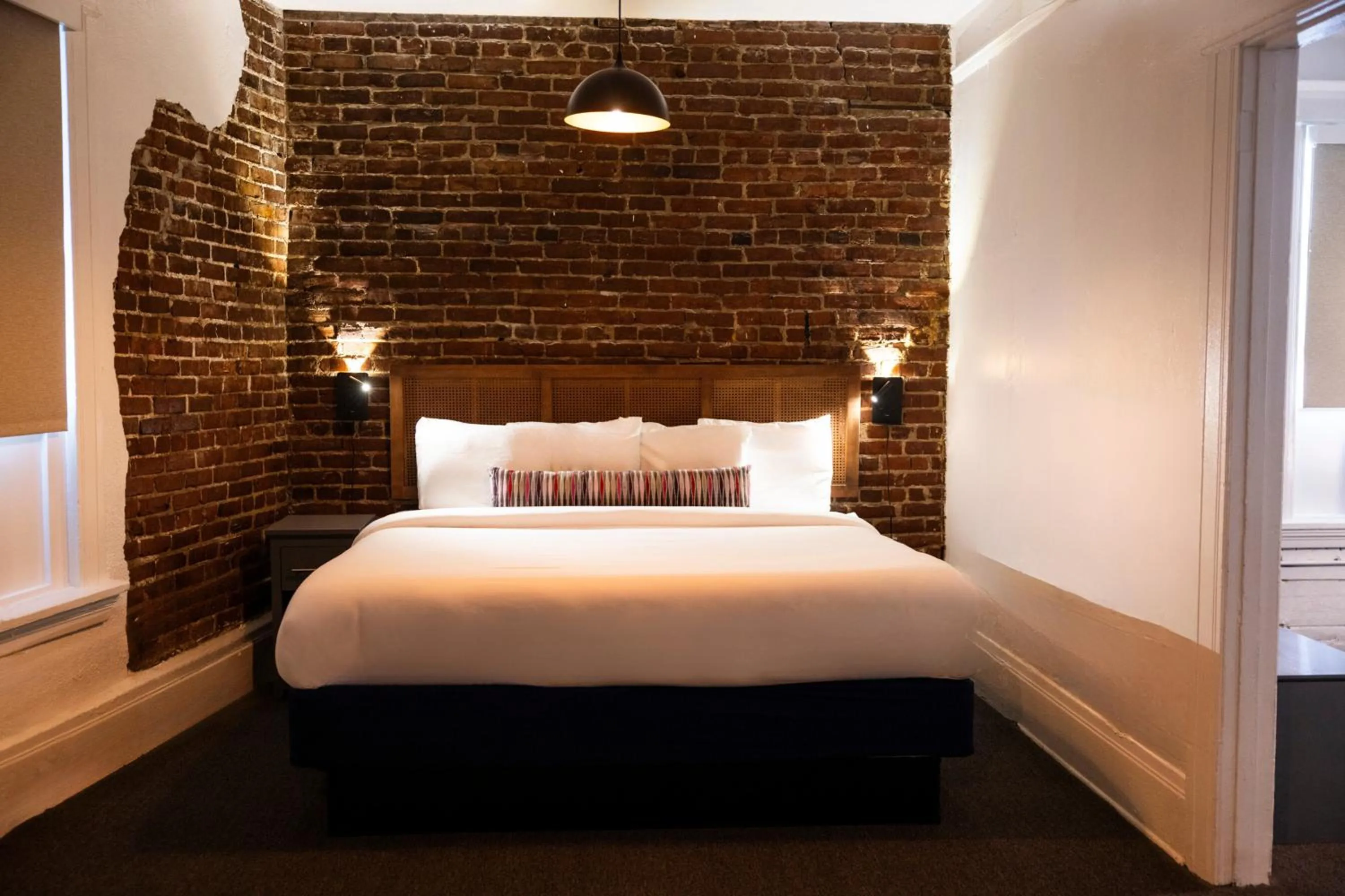 Communal lounge/ TV room, Bed in American Hotel