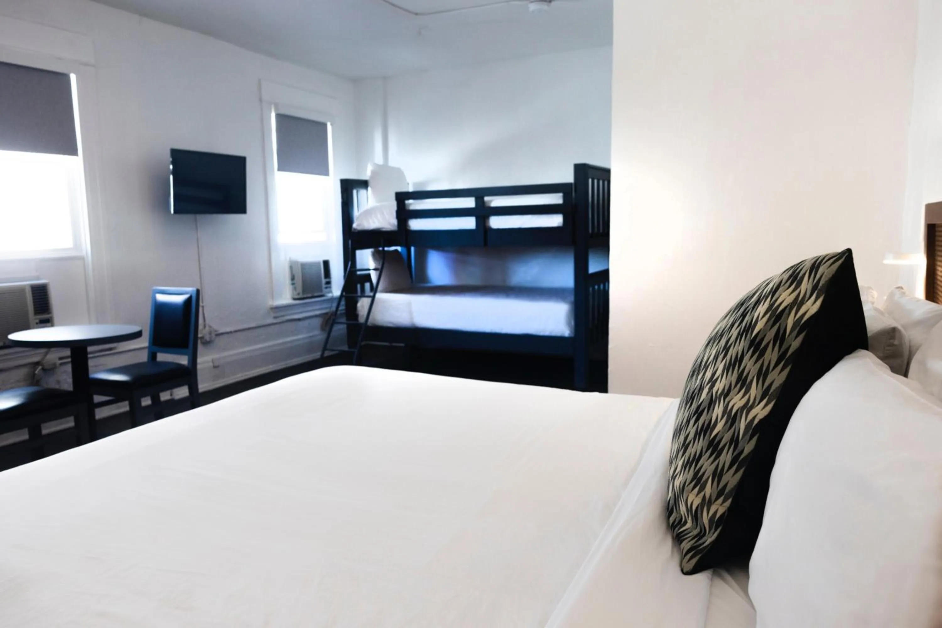 Communal lounge/ TV room, Bed in American Hotel