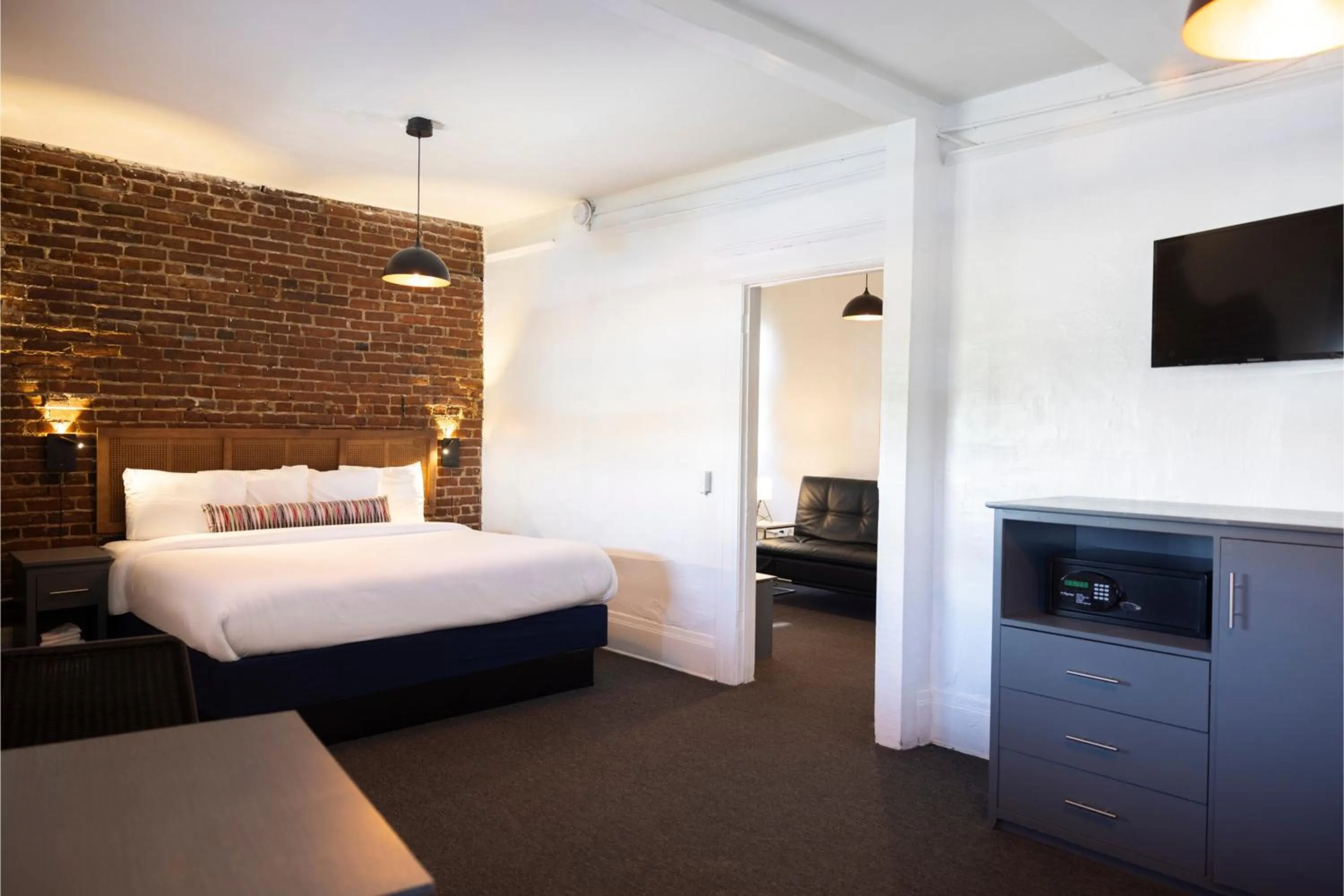 Communal lounge/ TV room, Bed in American Hotel