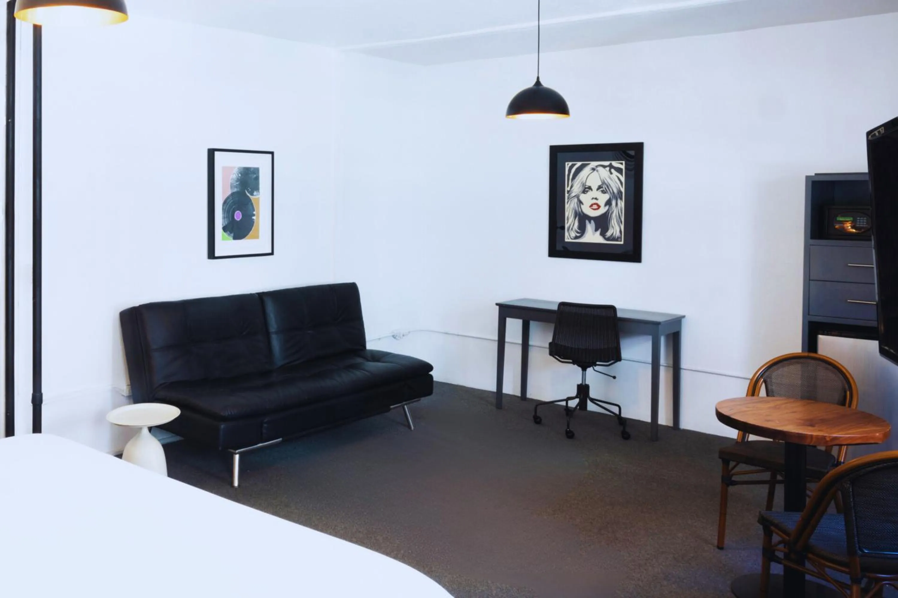 Communal lounge/ TV room, Bed in American Hotel