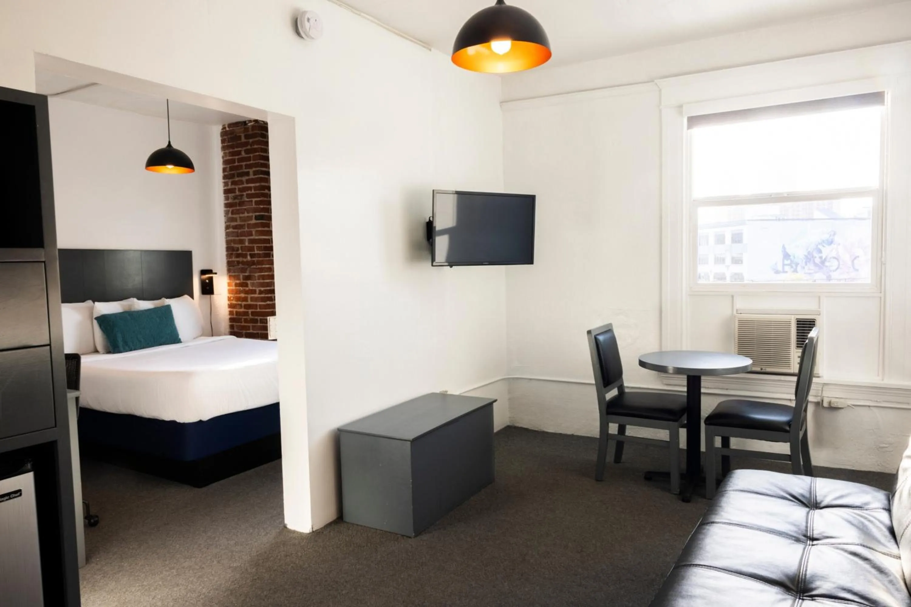 Communal lounge/ TV room, Bed in American Hotel