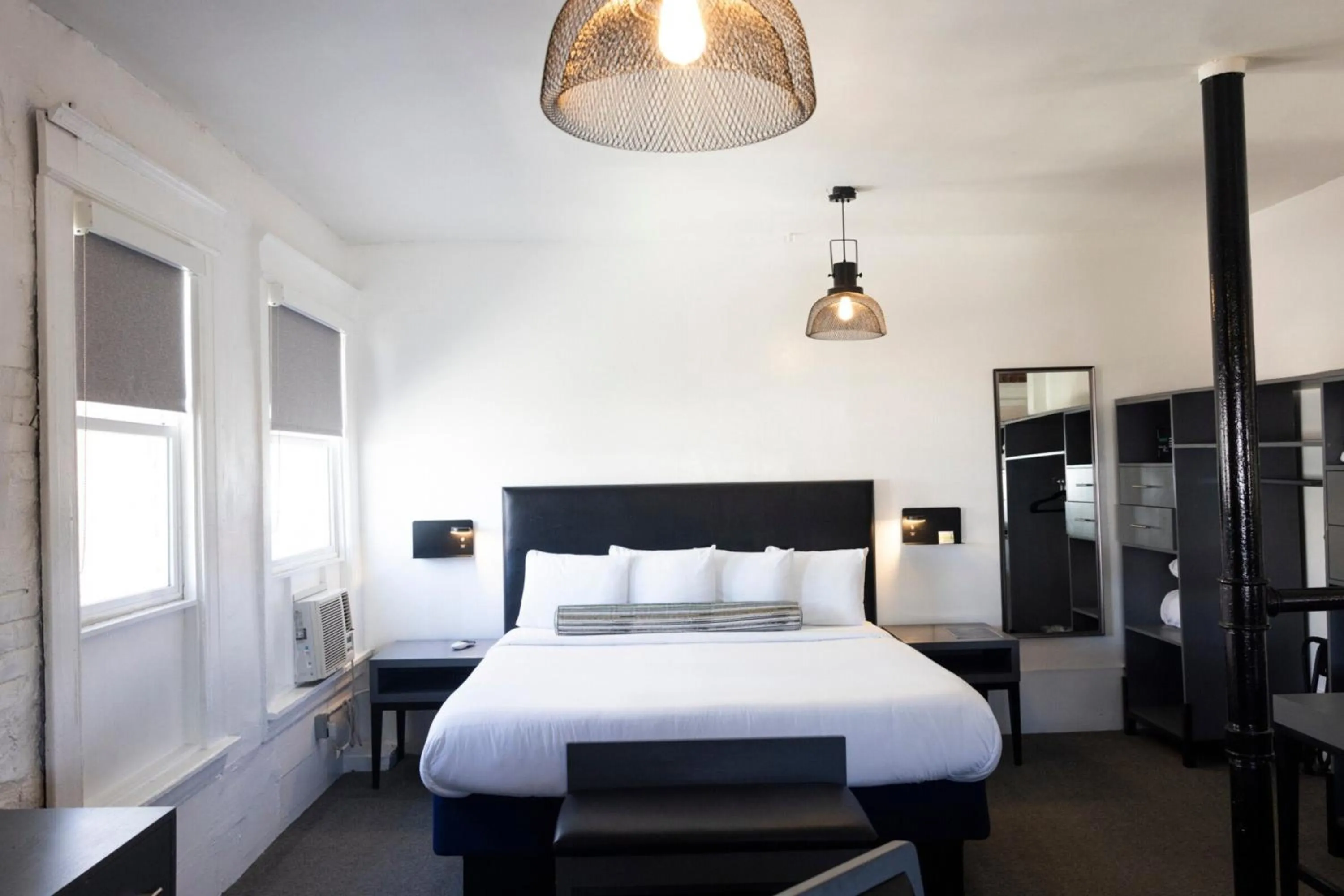 Communal lounge/ TV room, Bed in American Hotel