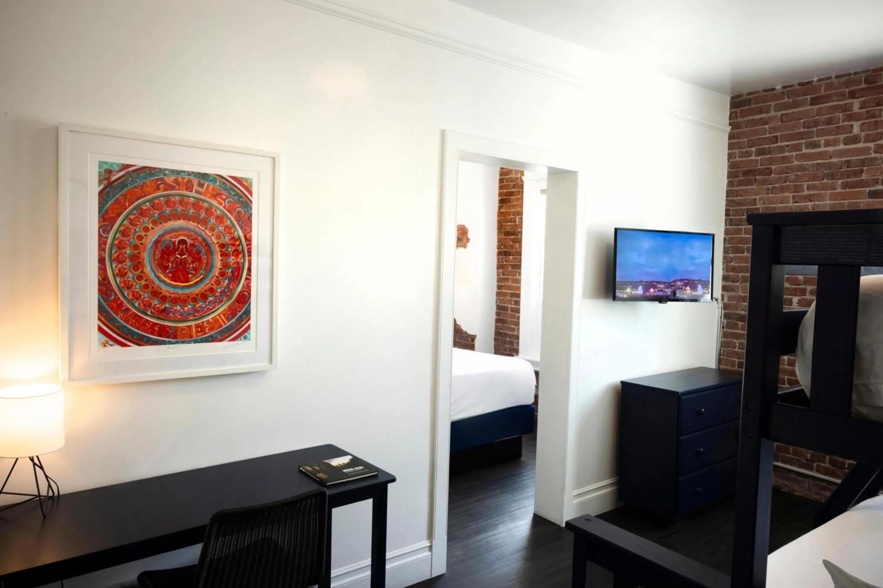 Communal lounge/ TV room, Bed in American Hotel