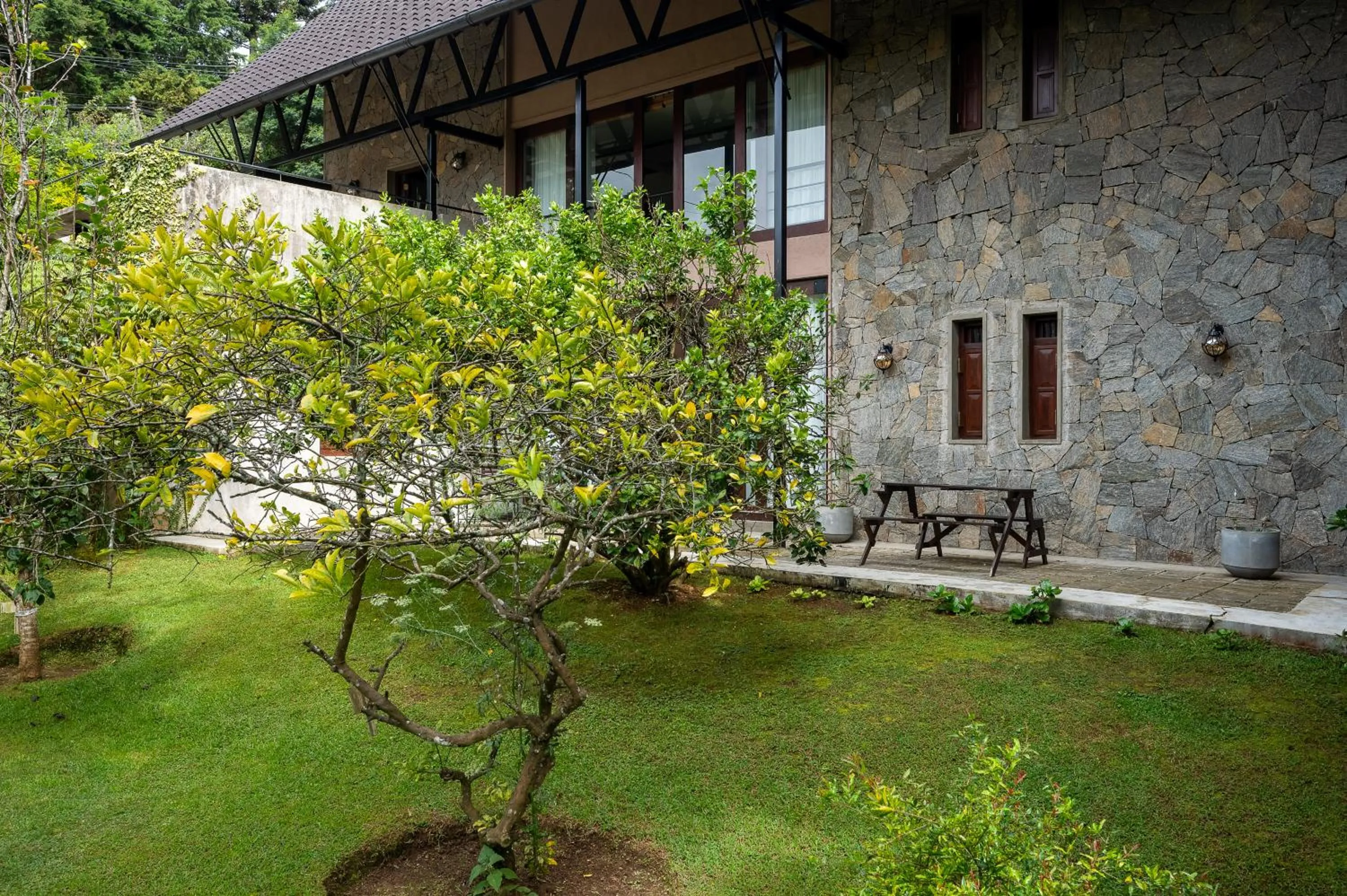Garden in Tathya Hills - Luxe Garden Retreat In The Hills