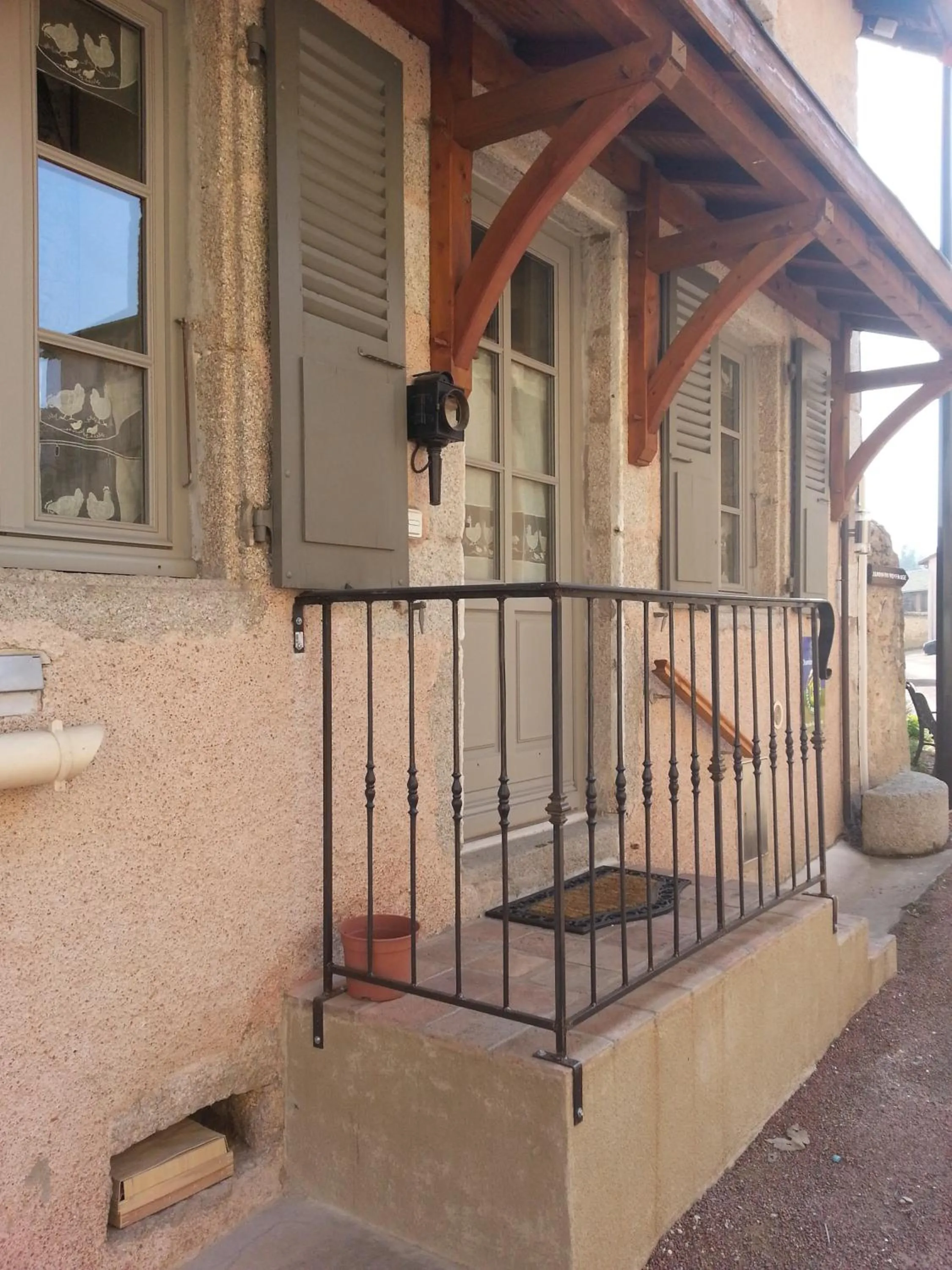 Facade/entrance in Relais St Jacques - Roanne