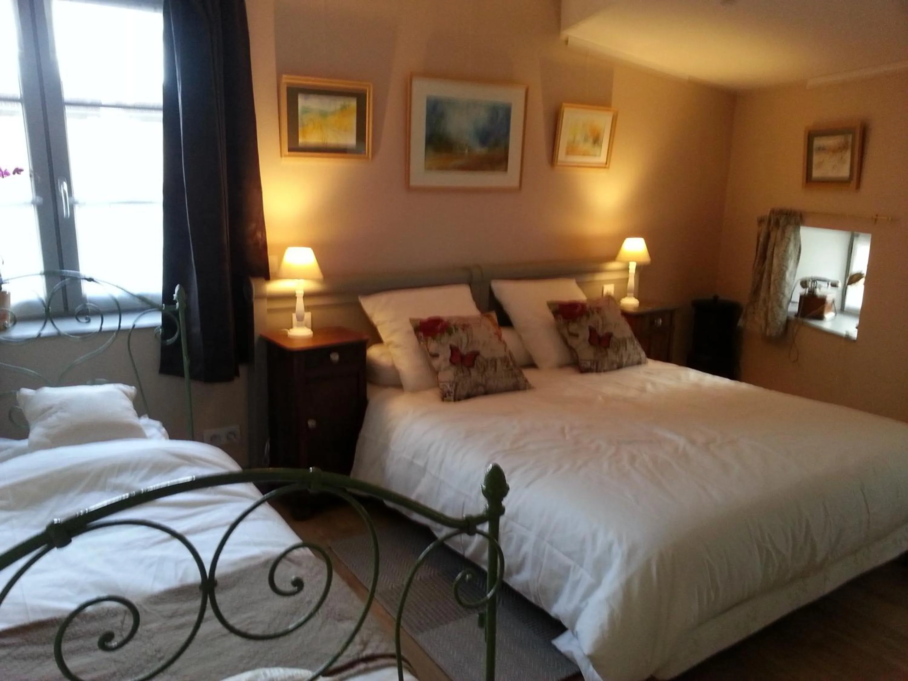 Photo of the whole room, Bed in Relais St Jacques - Roanne