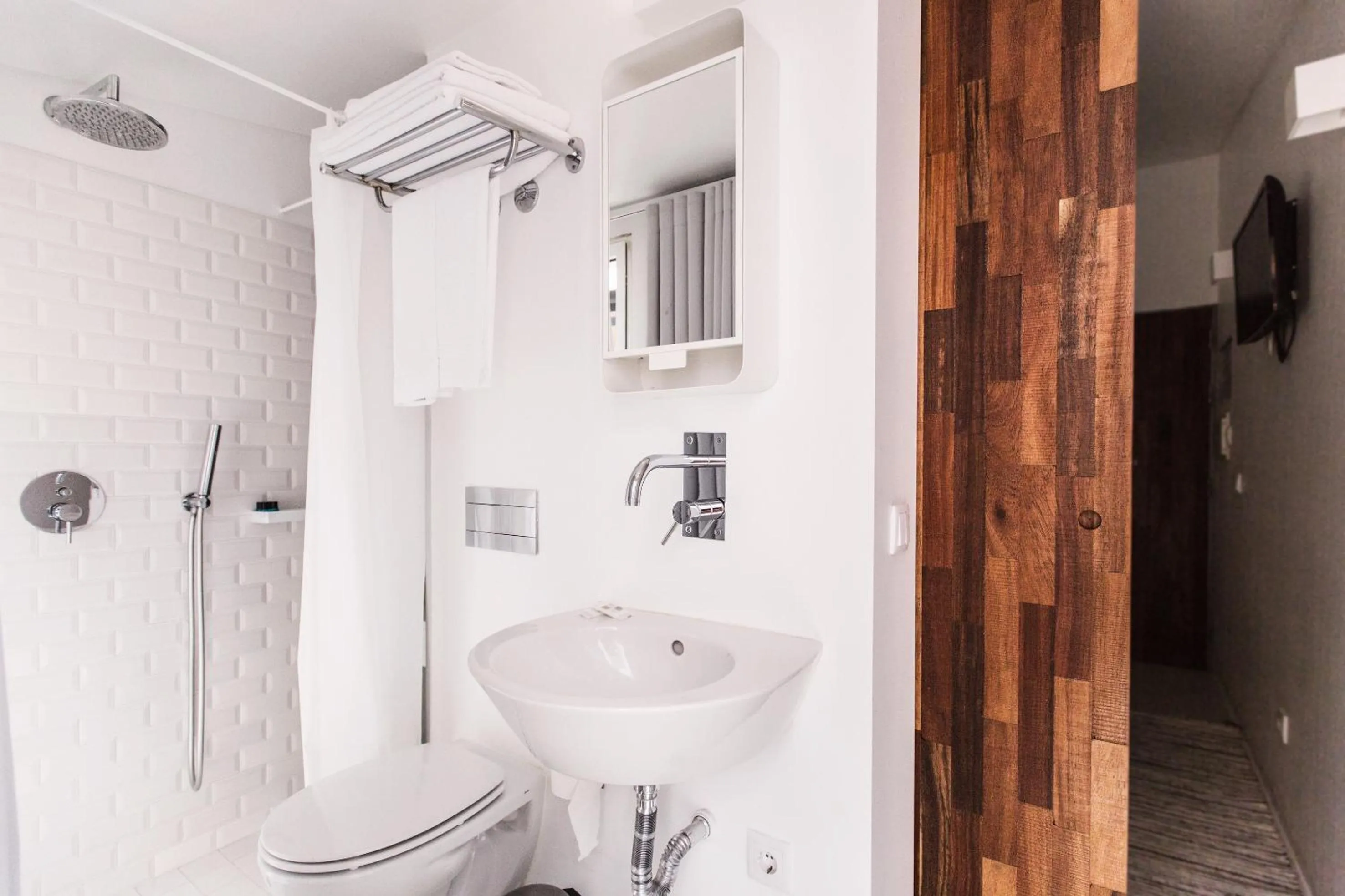 Bathroom in Santa Bica Eat Drink & Sleep