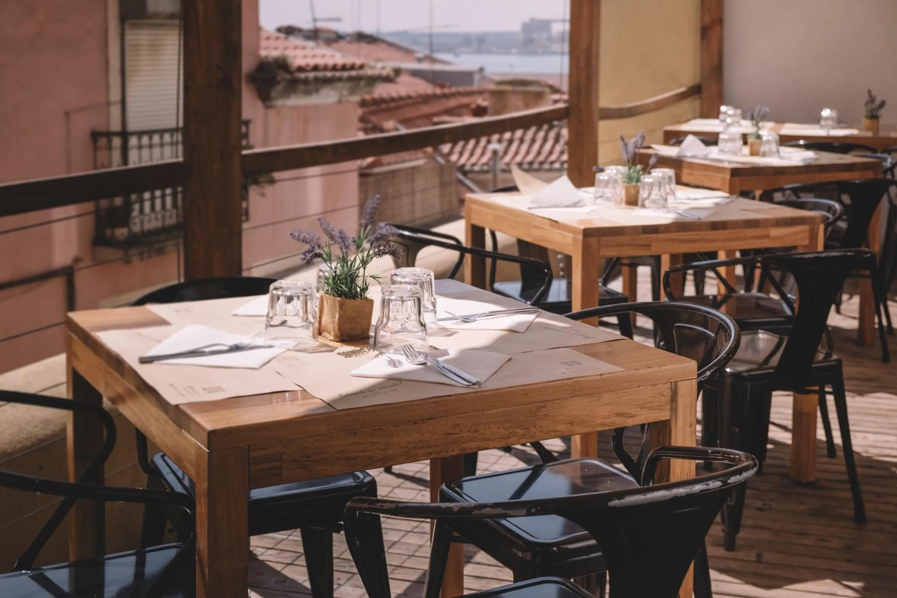 Restaurant/places to eat in Santa Bica Eat Drink & Sleep