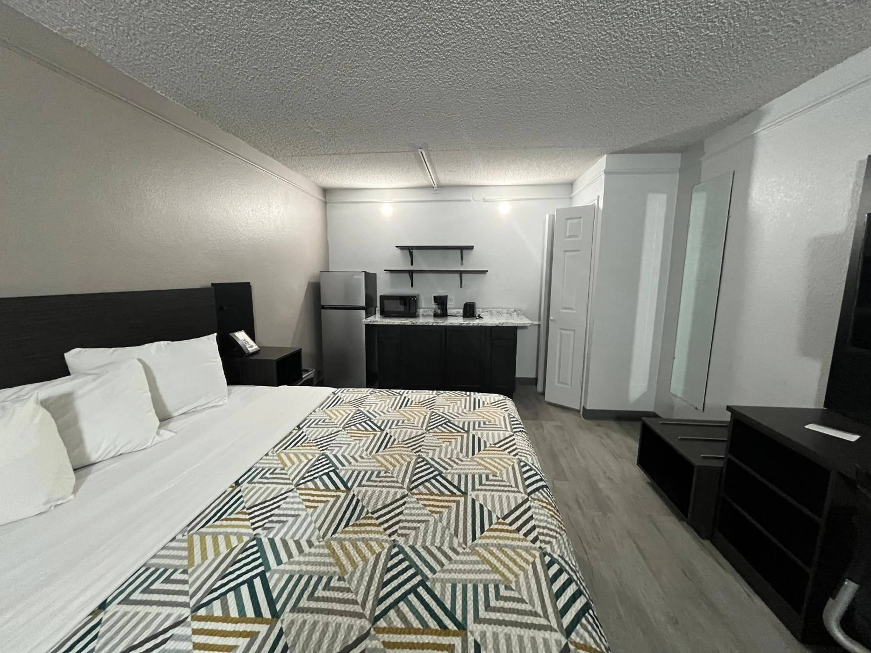 Bed in Studio 6 Phoenix, AZ Midtown