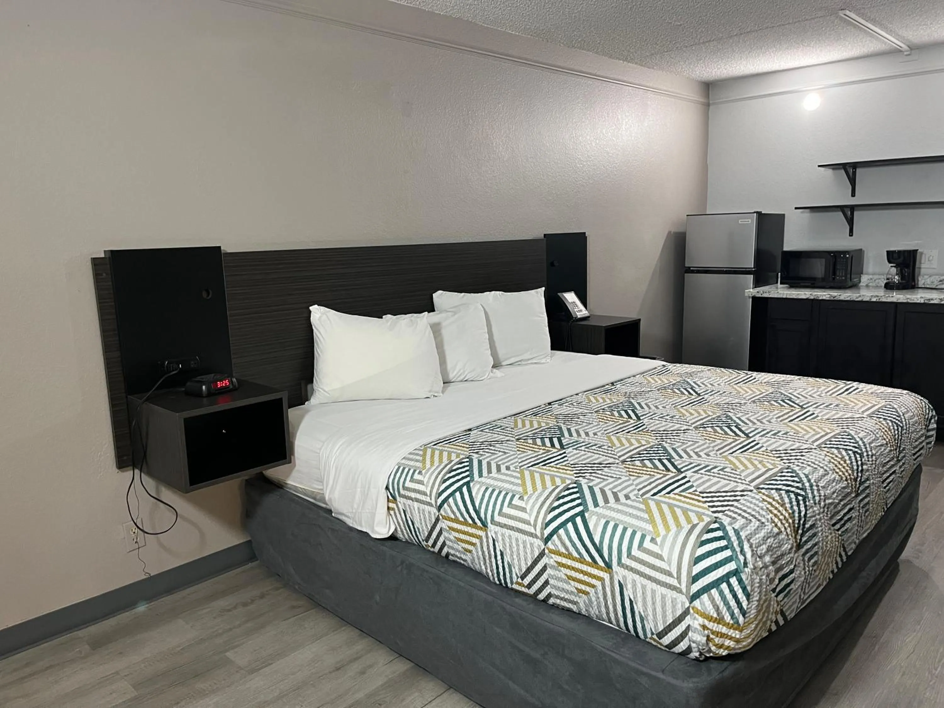 Bed in Studio 6 Phoenix, AZ Midtown