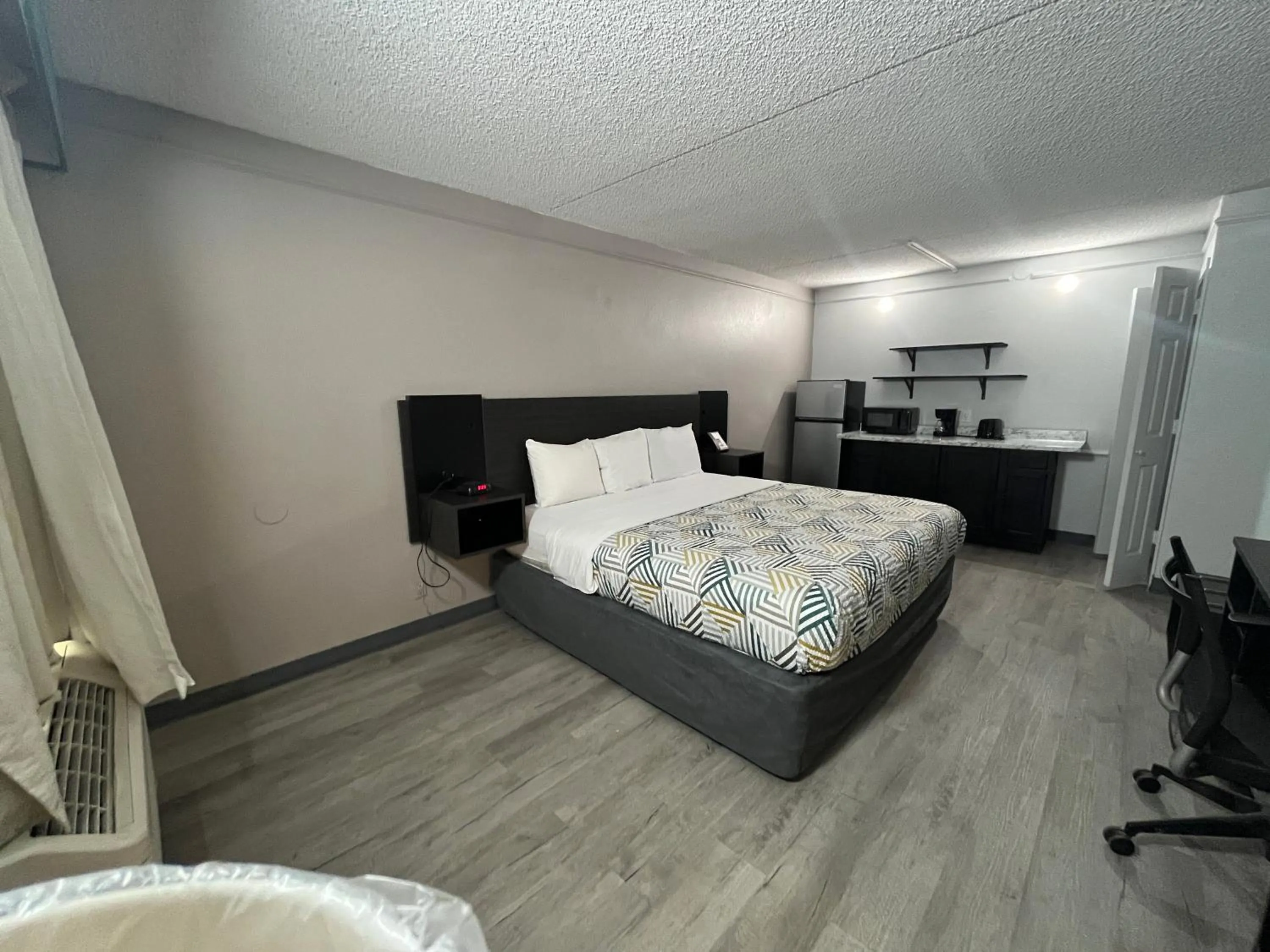 Bed in Studio 6 Phoenix, AZ Midtown