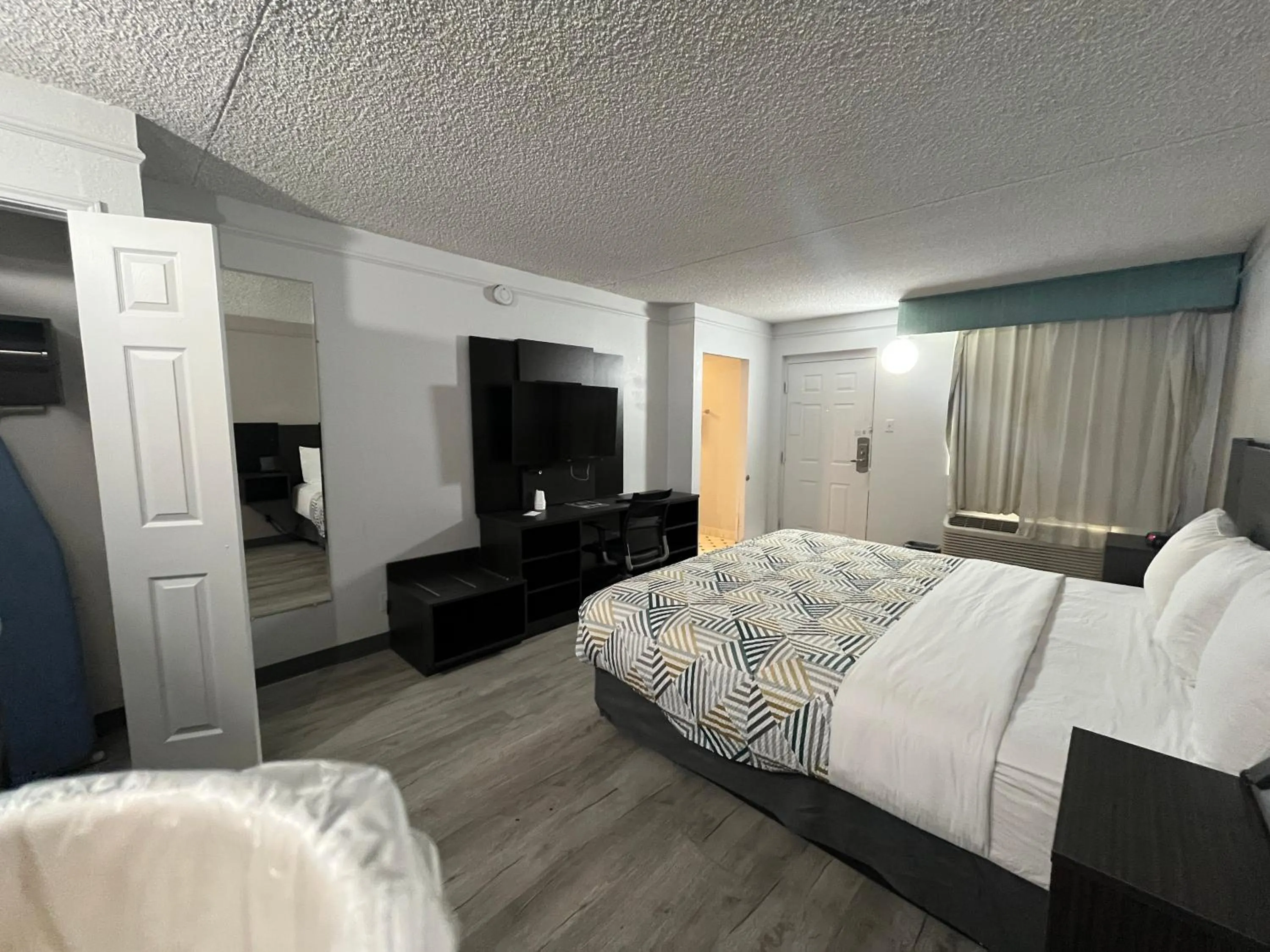 Bedroom, Bed in Studio 6 Phoenix, AZ Midtown