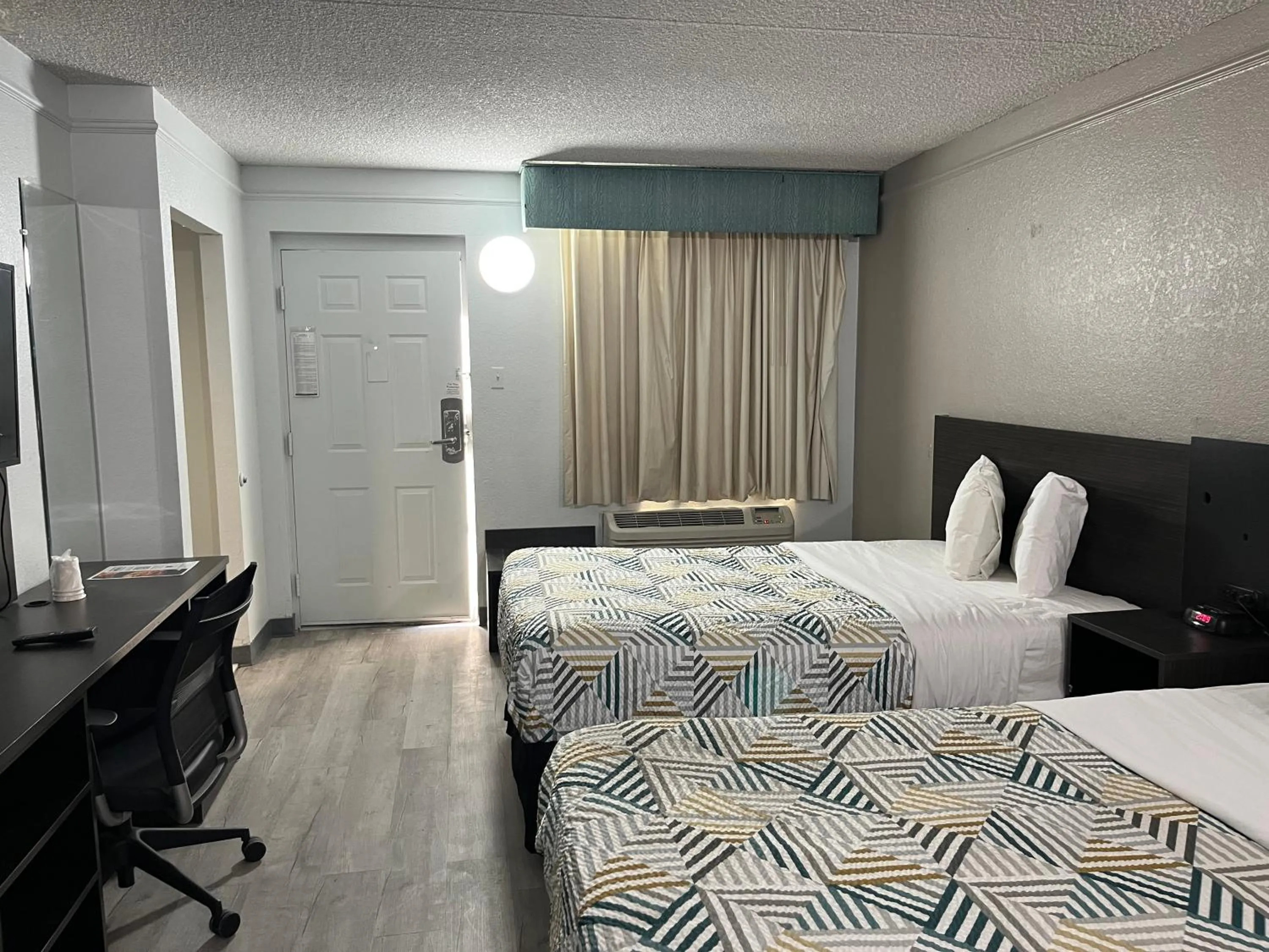 Bedroom, Bed in Studio 6 Phoenix, AZ Midtown