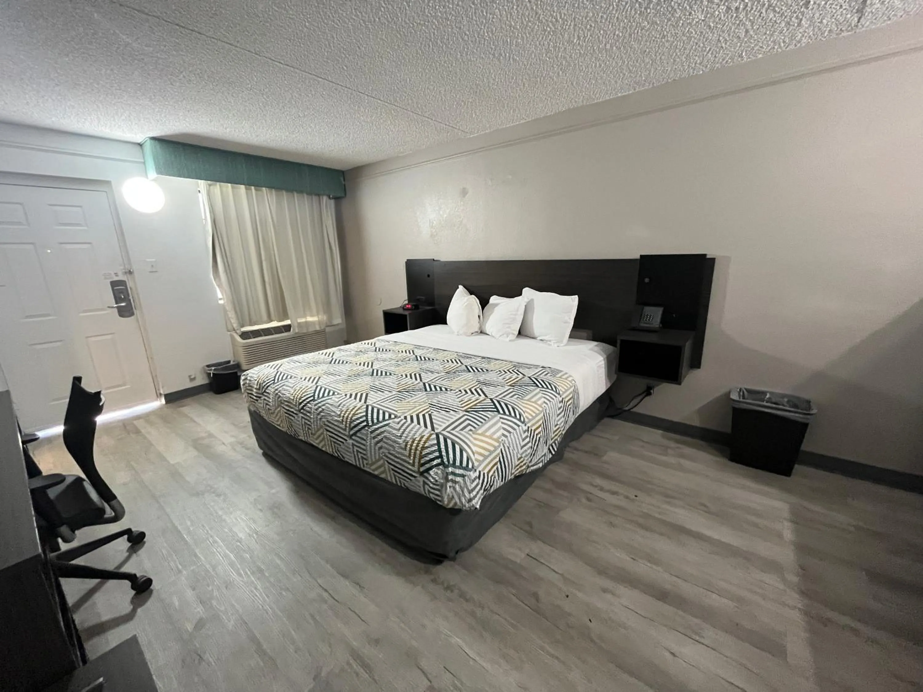 Bedroom, Bed in Studio 6 Phoenix, AZ Midtown