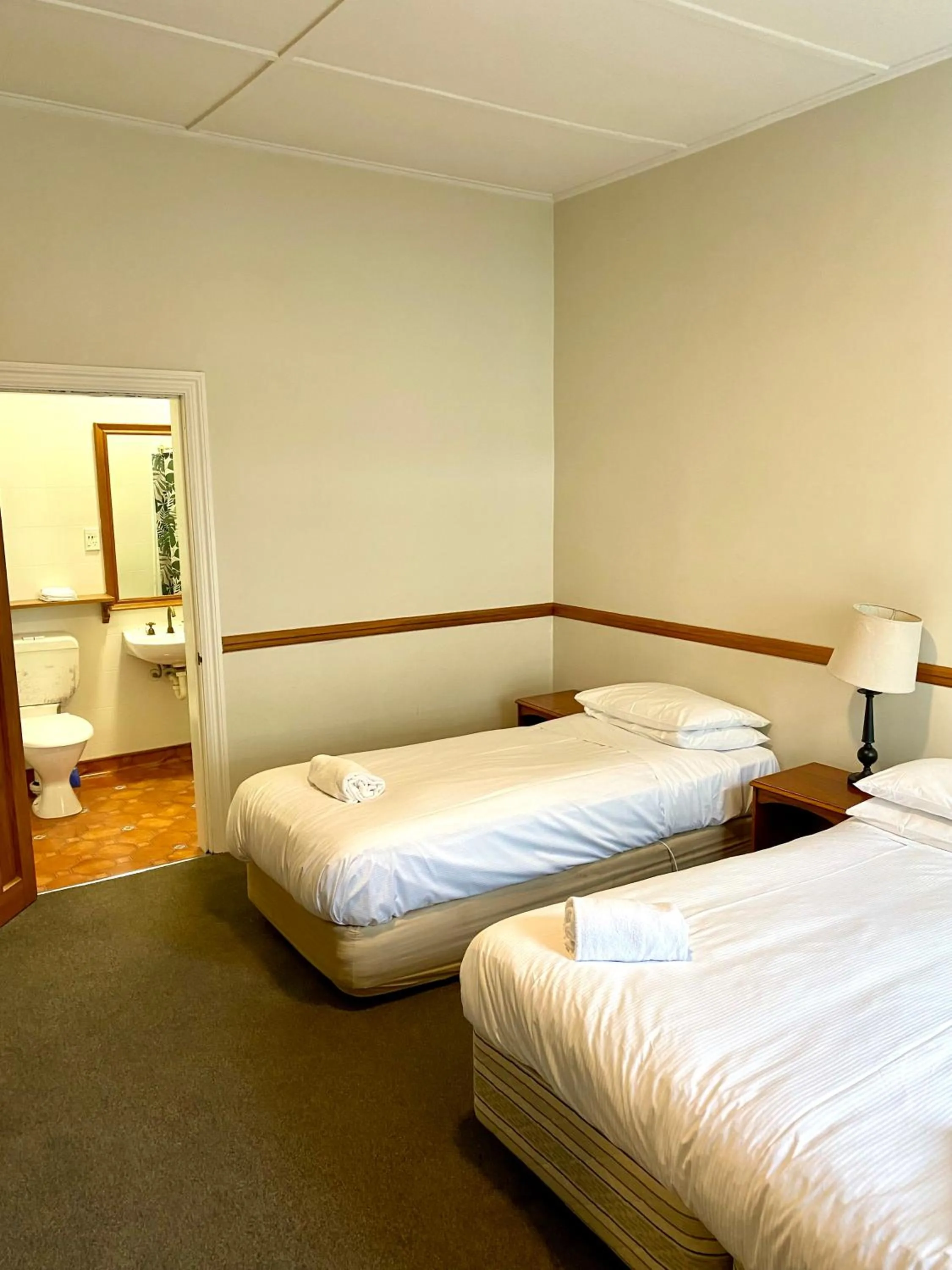 Bedroom, Bed in Shepherds Arms Hotel