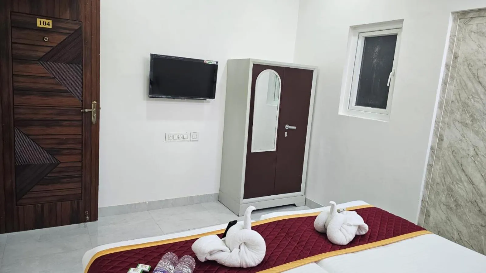 Photo of the whole room, Bed in MetroResidency com