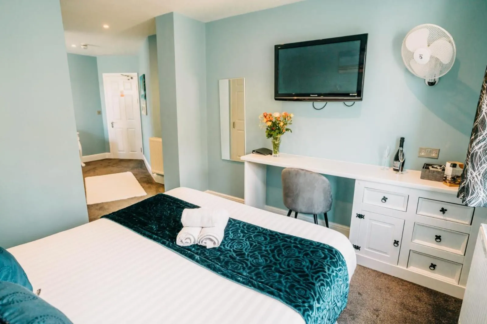 Bed in OYO Minerva Guesthouse