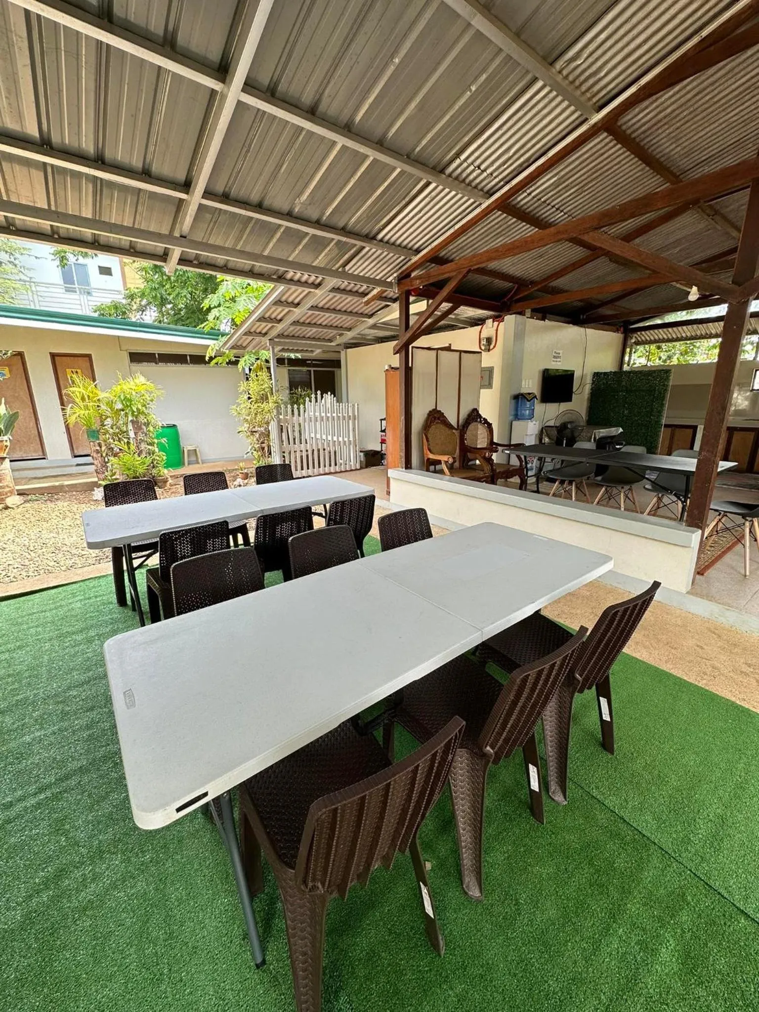 Communal kitchen in Roccksar Pension House