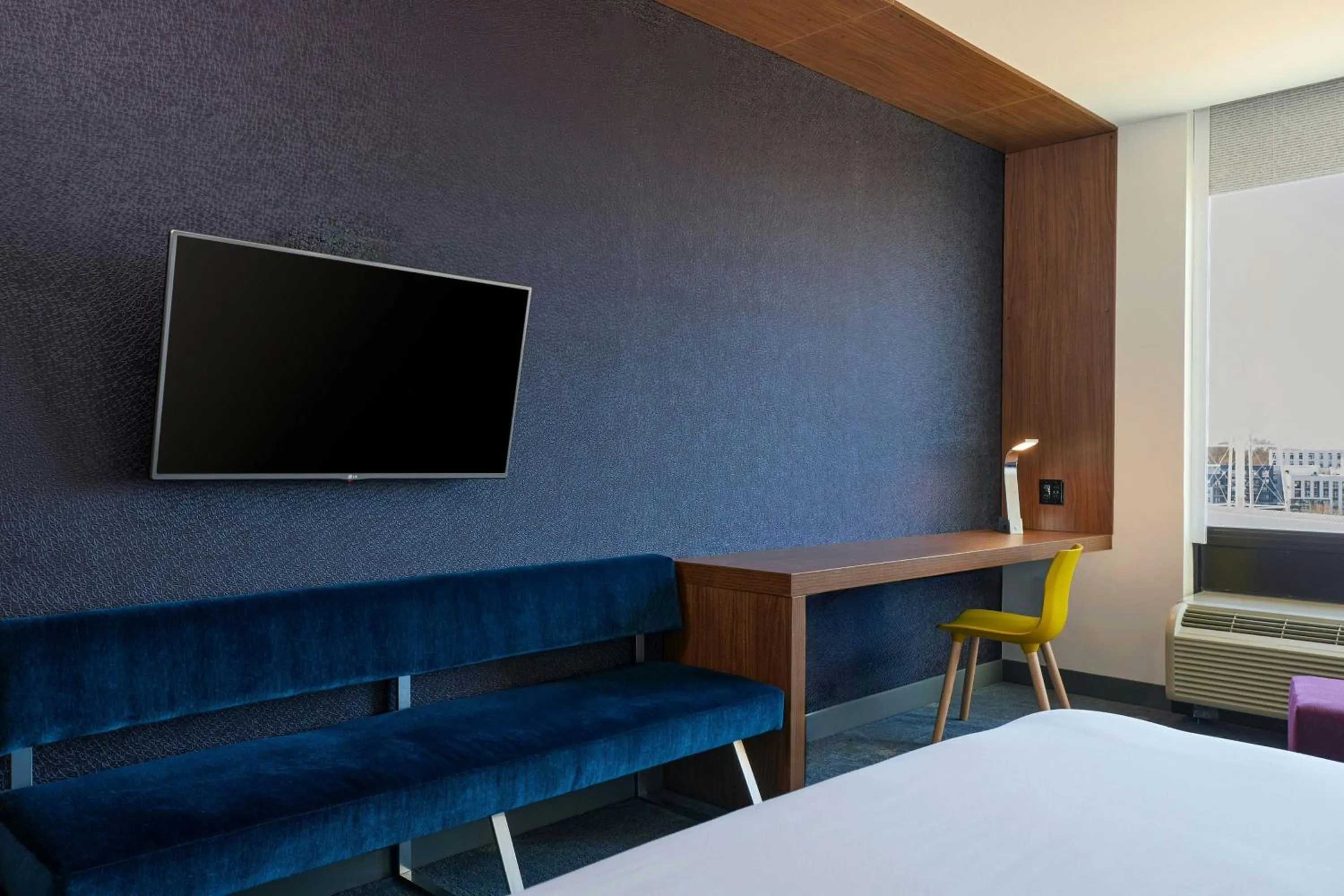 Photo of the whole room, Bed in Aloft Durham Downtown