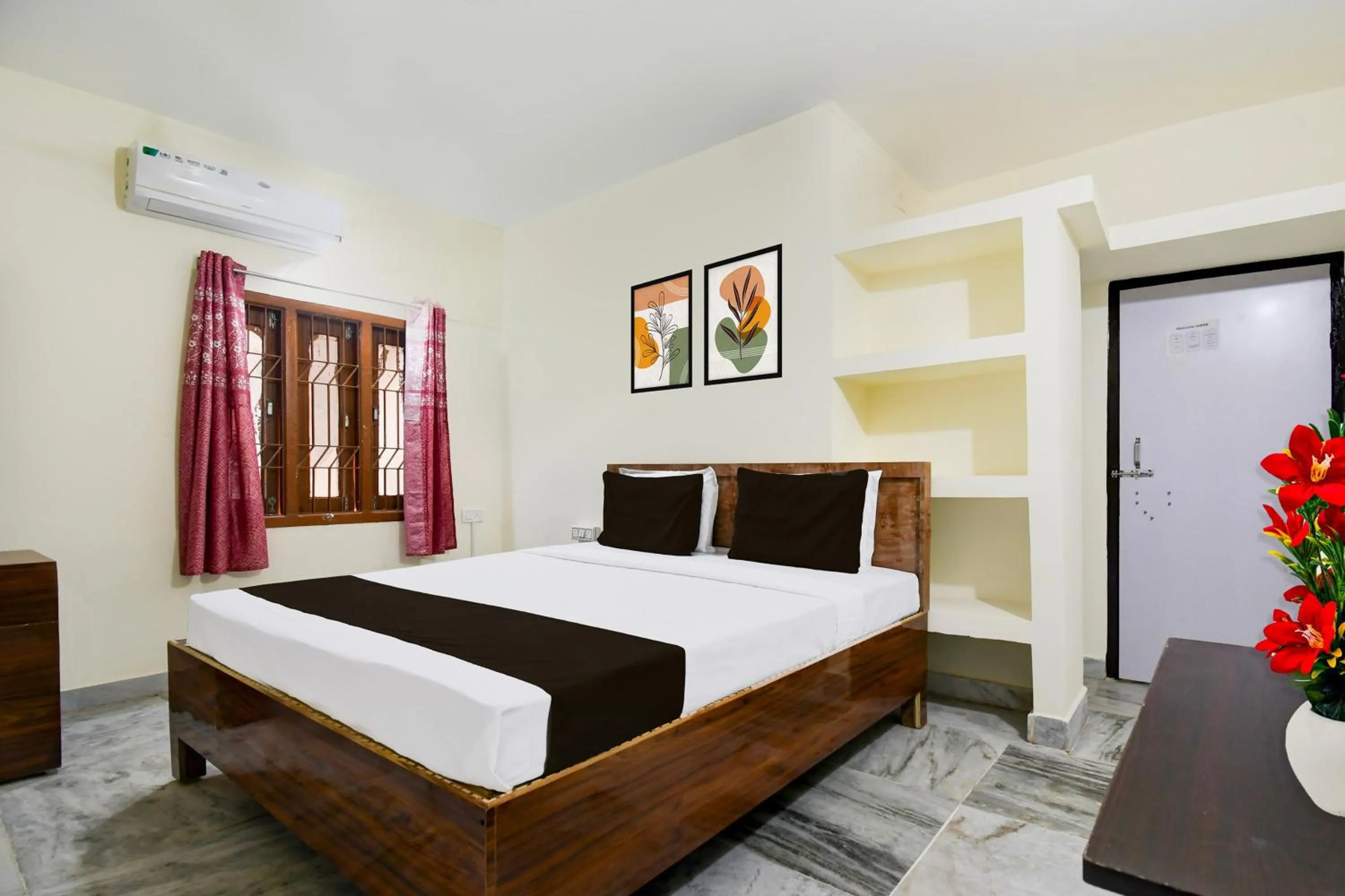 Bedroom, Bed in Super Hotel O Khandagiri Near DN Regalia Mall