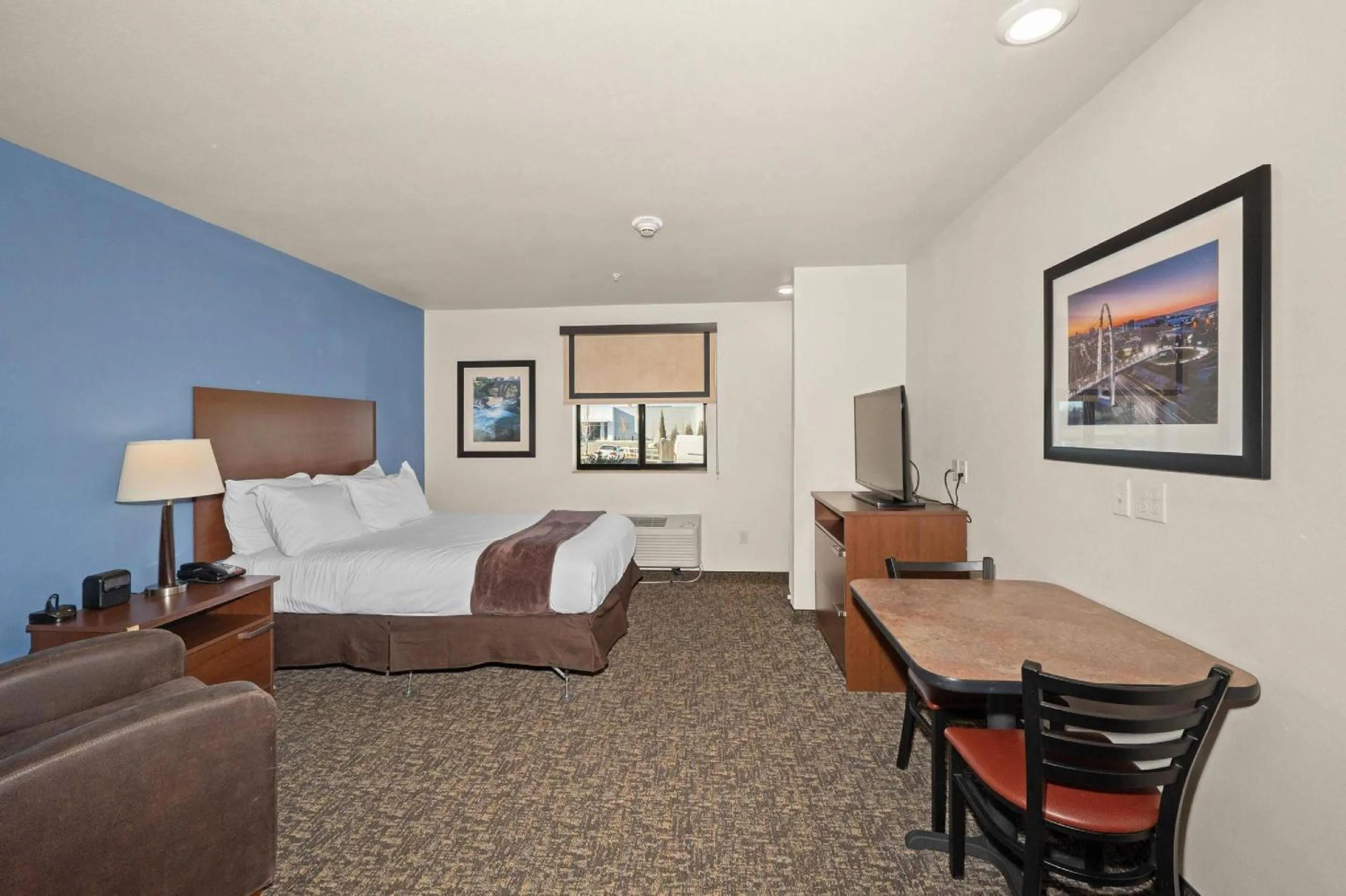 Bedroom in MainStay Suites Spokane Valley