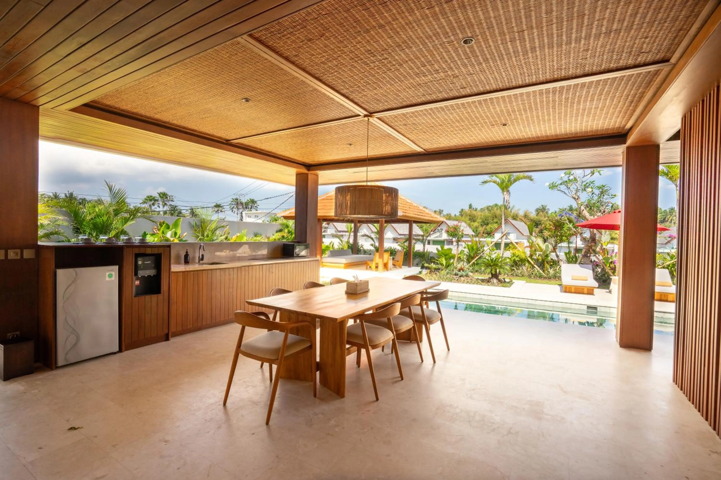 Dining area in Amarta Beach Retreat by Nakula