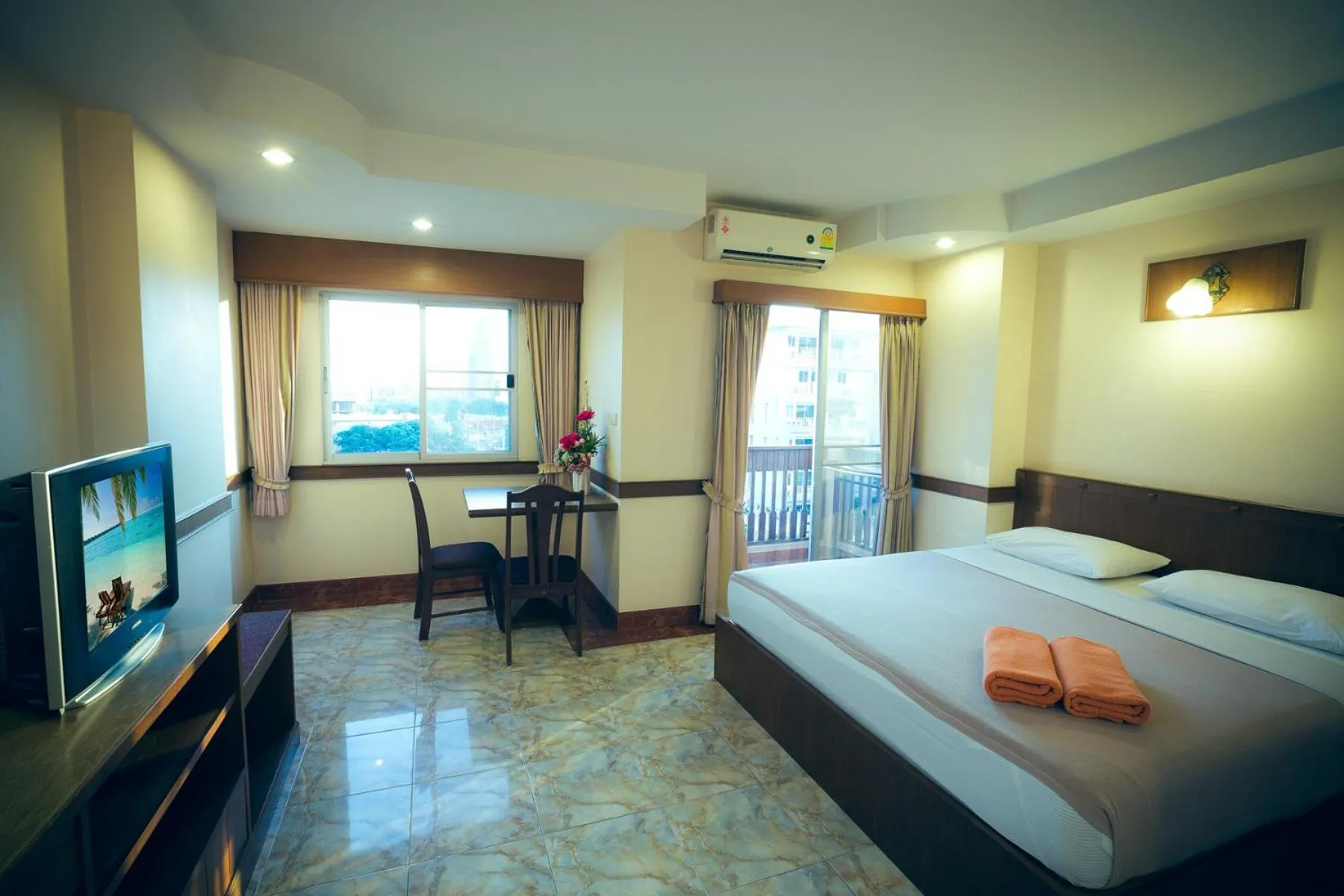 Bed in Navin Mansion 3 Pattaya