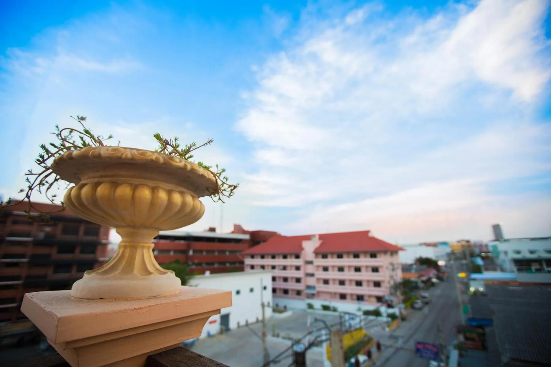 Day in Navin Mansion 3 Pattaya