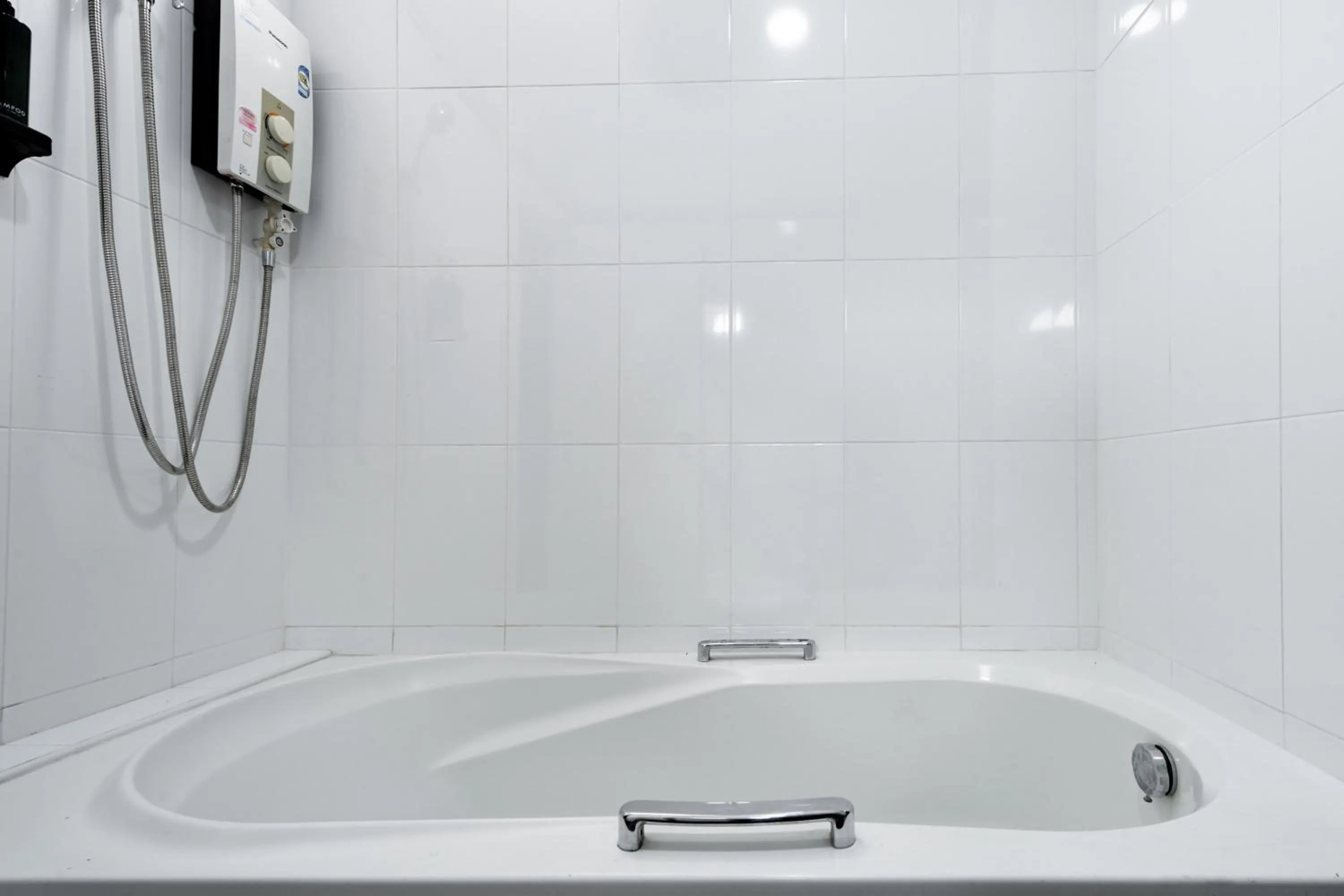 Bath in Terminal2 Hotel Phukettown