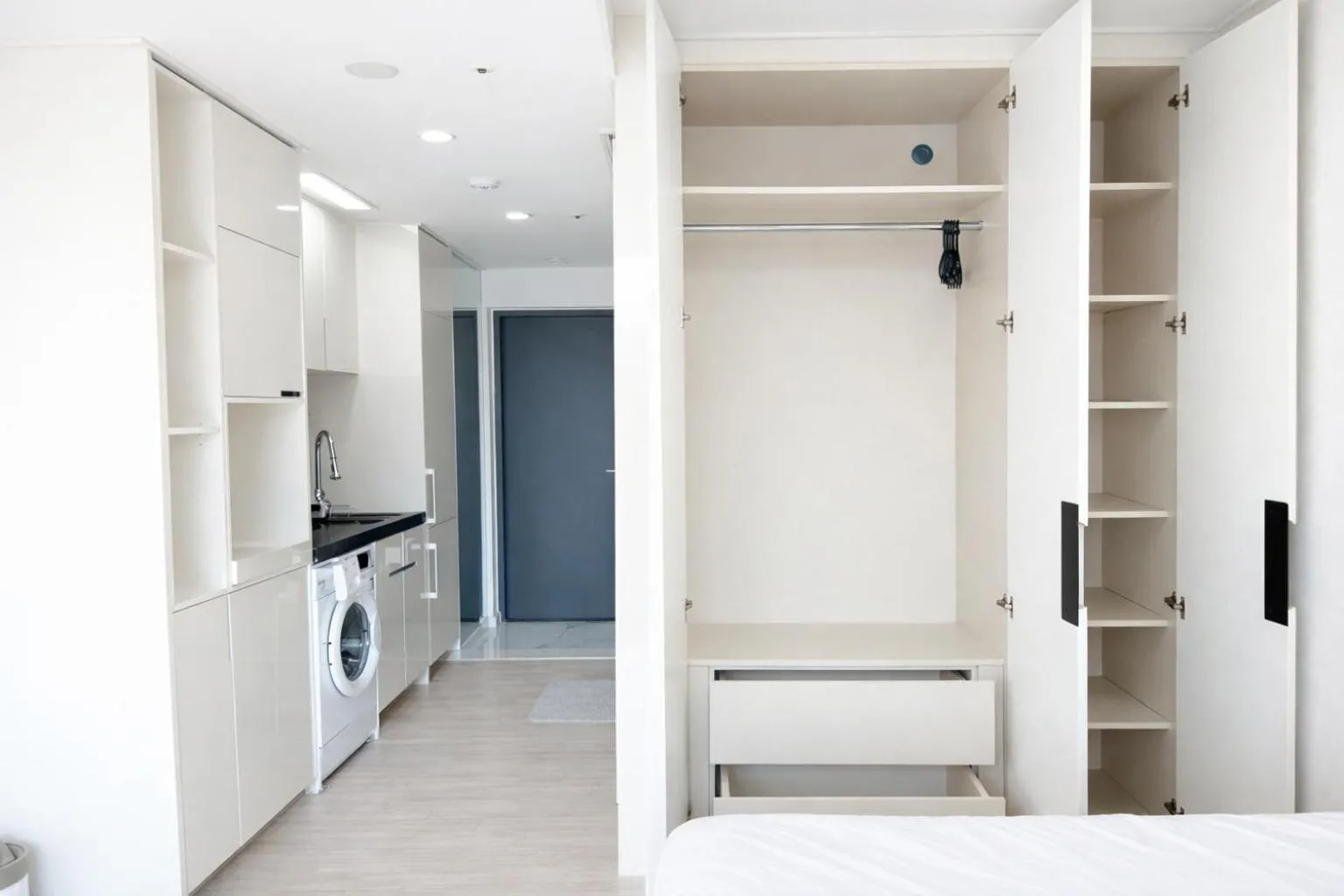 Kitchen or kitchenette, Bed in The Hide City