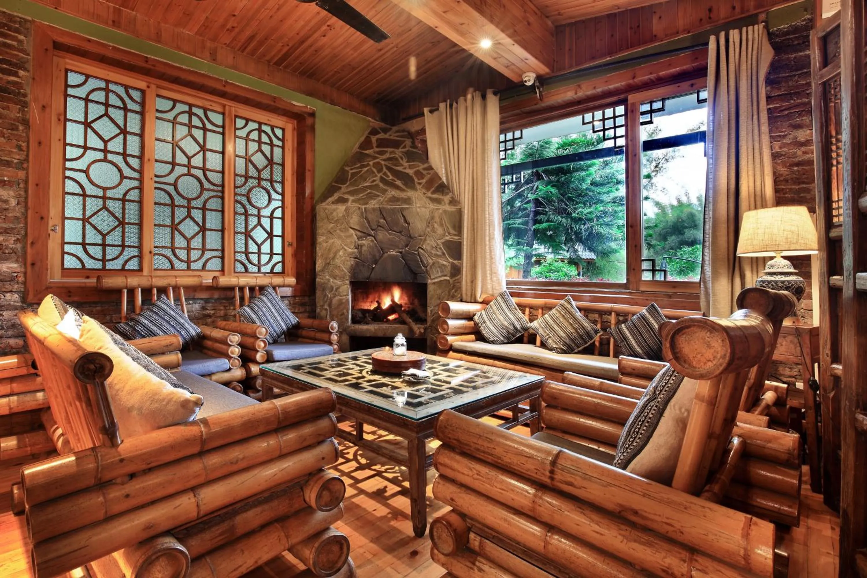 Lounge or bar in Yangshuo Mountain Retreat