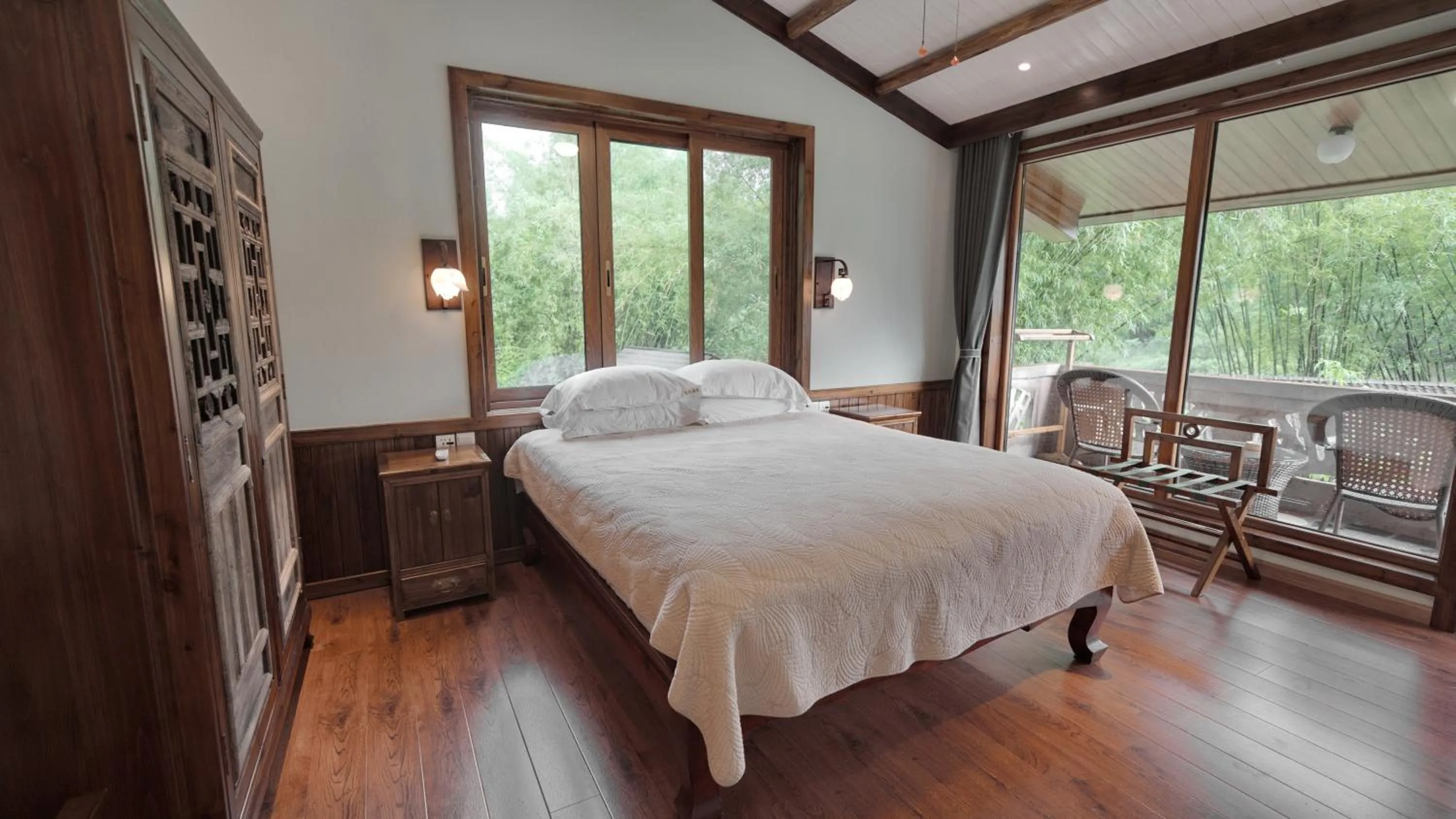 Bed in Yangshuo Mountain Retreat