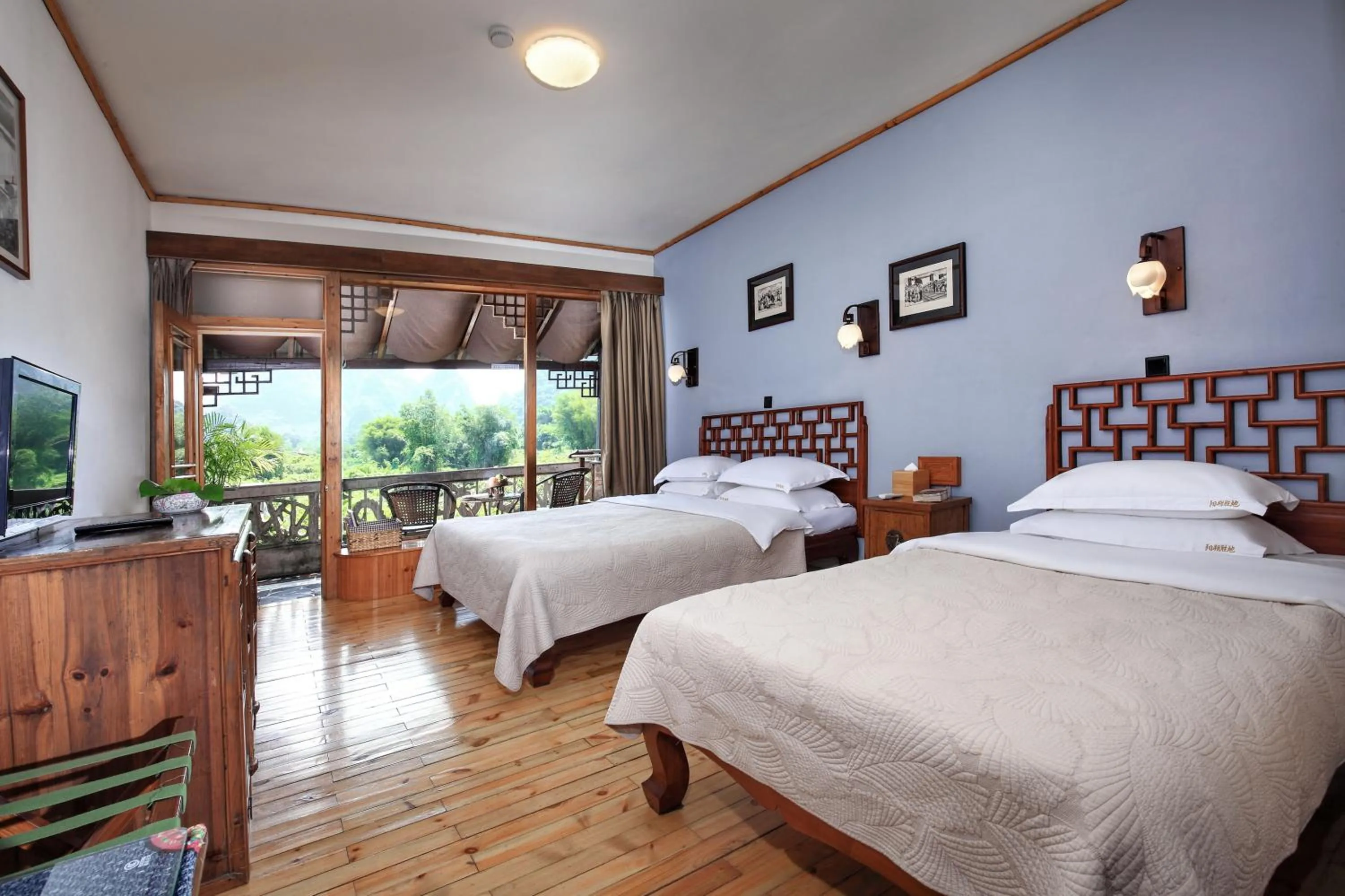 Photo of the whole room, Bed in Yangshuo Mountain Retreat
