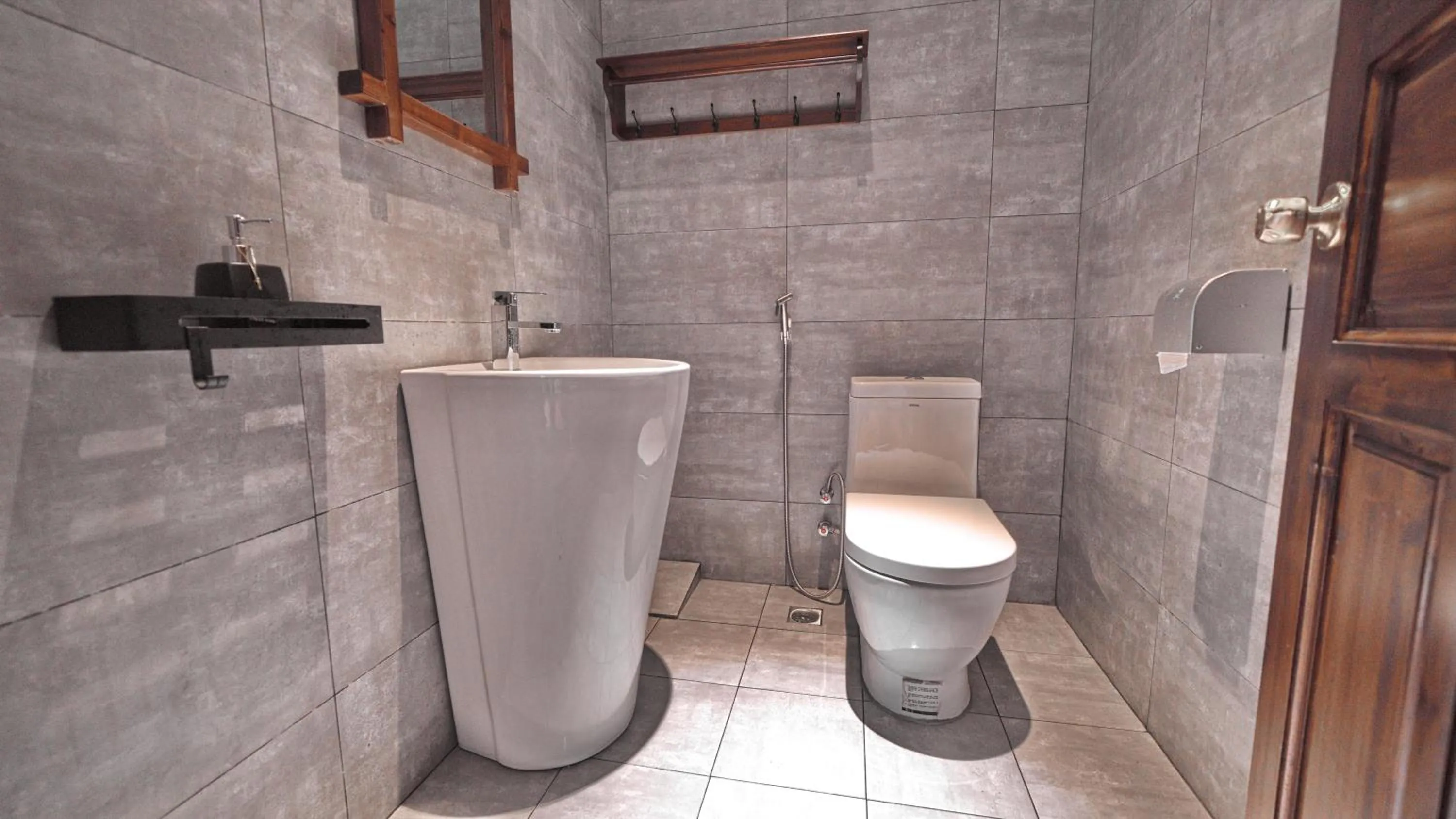 Toilet in Yangshuo Mountain Retreat